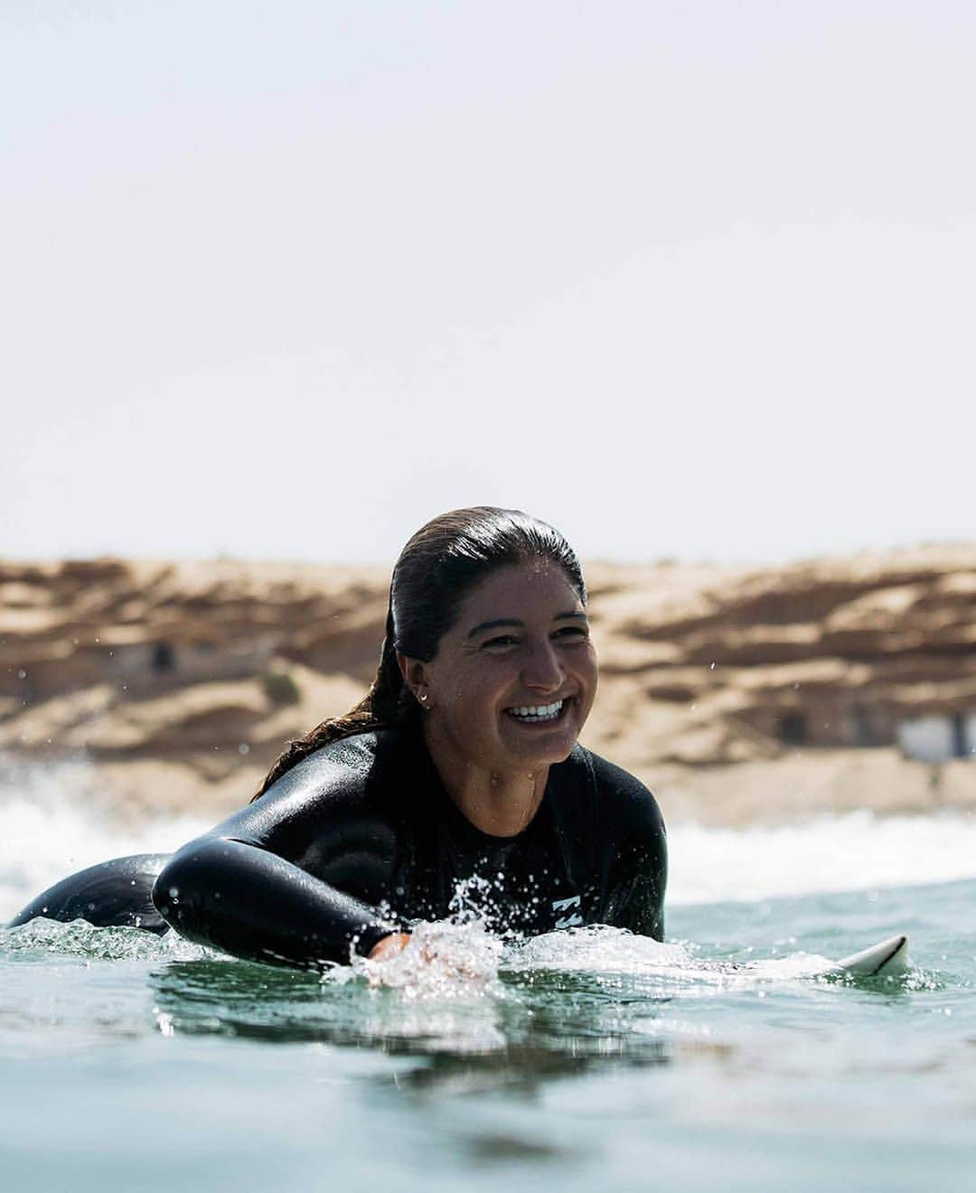 BillabongWomensJapanさんのインスタグラム写真 - (BillabongWomensJapanInstagram)「We searched the entire coast for waves and found this fun break flanked by these dunes with huts in them. We spent the entire day here out in the water, cutting up fresh pineapple and taking naps in the car in between sessions. #BillabongAdventureDivison」10月14日 22時08分 - billabongwomensjp