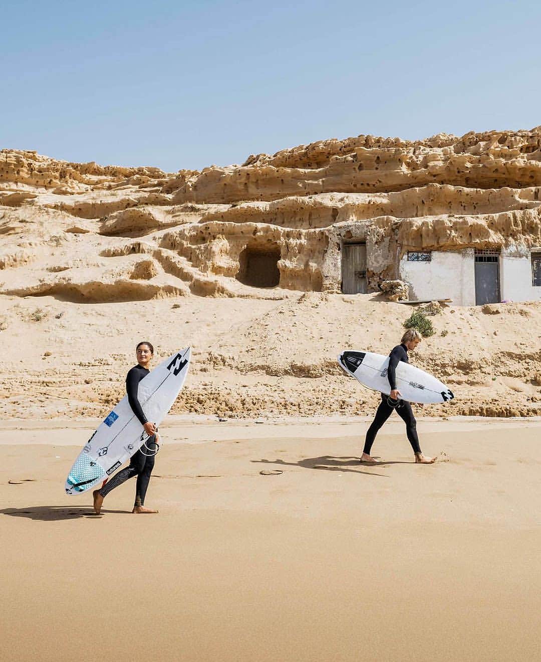 BillabongWomensJapanのインスタグラム：「We searched the entire coast for waves and found this fun break flanked by these dunes with huts in them. We spent the entire day here out in the water, cutting up fresh pineapple and taking naps in the car in between sessions. #BillabongAdventureDivison」
