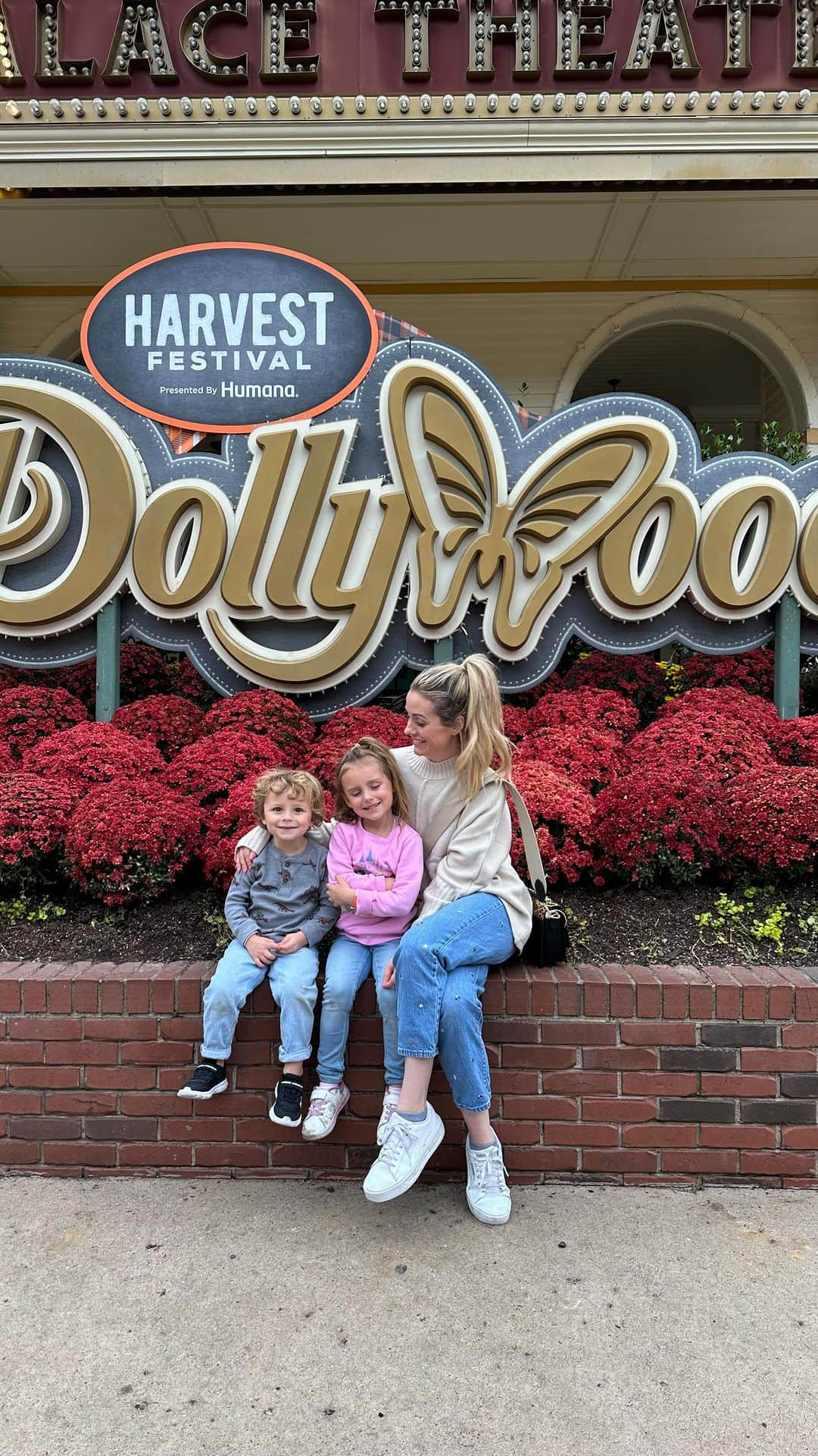 カーリー・ワデルのインスタグラム：「Had the best birthday this week celebrating with my kids and my parents at @dollywood !!! Anyone who knows me knows I’m obsessed with Dolly. I have a Dolly themed bathroom in my house and even covered one of her songs that i released a few months ago. She’s the real deal. We had sooo much fun. Anyone else get out to Dollywood this fall break!?」