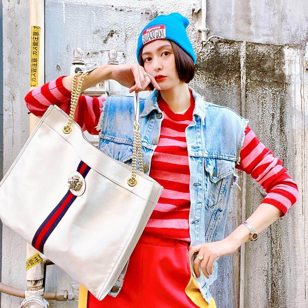 石井美絵子のインスタグラム：「☁️️🎈  knitcap #supreme denimvest #古着 #フリマ top #古着 #フリマ bag #GUCCI pants #アールイードット ーーー #古着コーデ #古着ファッション #古着好き #古着女子 #カラーコーデ #カラフルコーデ #カラフル好き #派手服 #派手コーデ #派手好き #vintagelover #colorfullife #colorfulfashion #ミカコのフク」