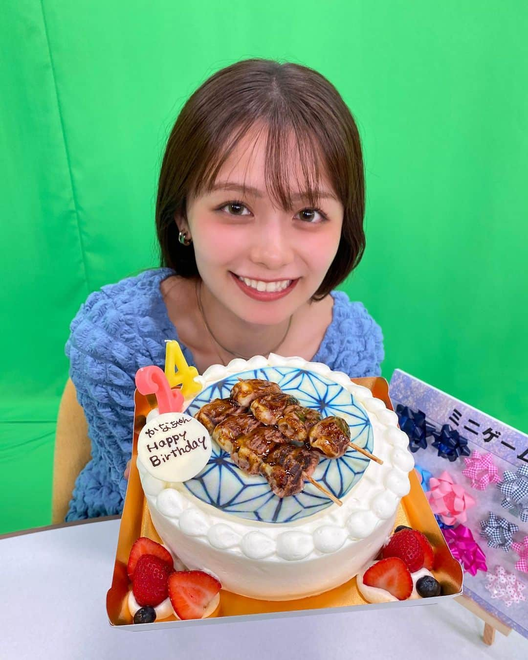 足立佳奈のインスタグラム：「24歳になりました。  デビューして7年目に突入している。 7年前の自分は、今日の自分を想像できていたのかな、、？ こんなにも支えてくれるファンの皆んな、スタッフさん、友達、家族がいるんて。😌  ツアーもまだまだこれから。 今日はパワーチャージできました。  まだまだ、 どんどんチャレンジしていこうと思うよ。こんなにも強い味方がいてくれるから、怖がらずに何事も挑戦したい！ 本当にありがとう。  これからもよろしくね。  #焼き鳥ダイスキな私のために #このデザインのケーキを選んでくれたマネージャーさん #さすがだなぁ」