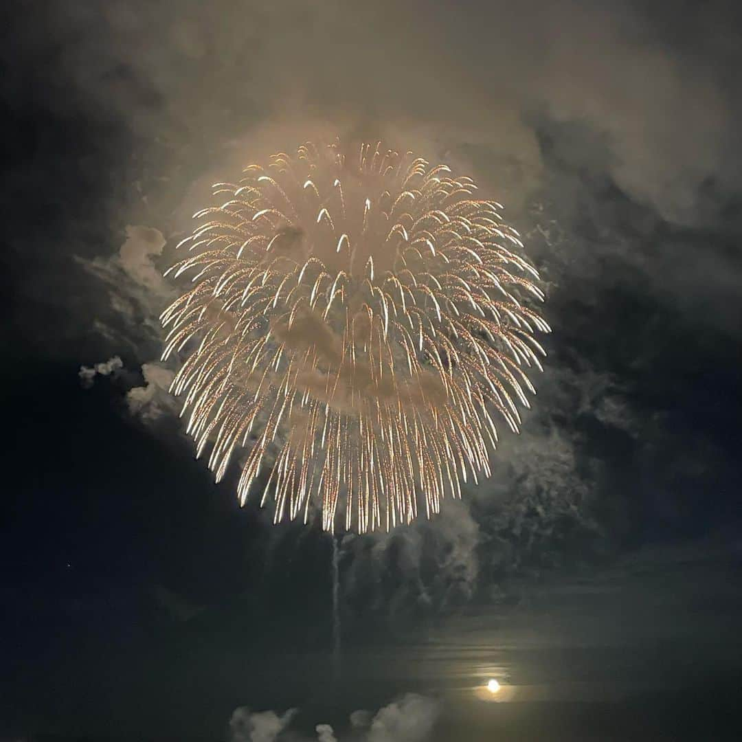 張織慧のインスタグラム：「花火と月🌕  #花火#月＃夏」