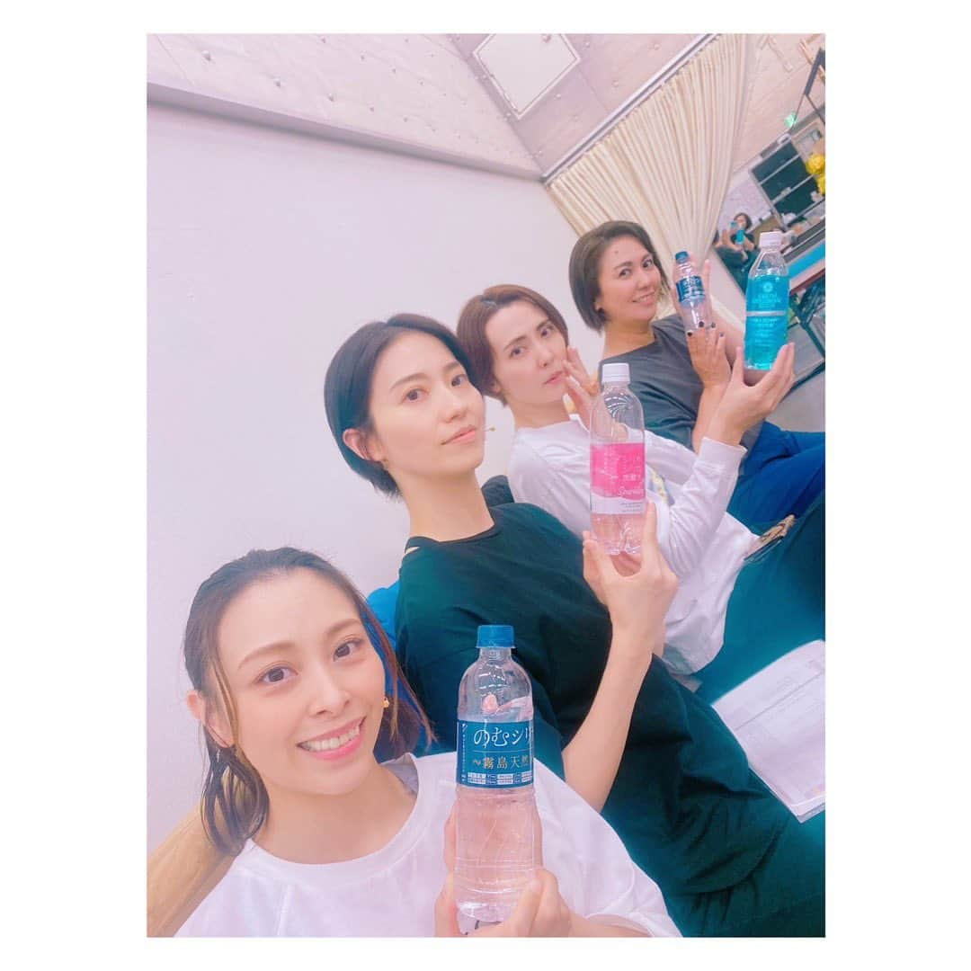 緒月遠麻さんのインスタグラム写真 - (緒月遠麻Instagram)「☺︎  美意識高い方々に モロ 影響を受けて  我々は 美意識高めの水を飲むのだ。  #綺麗になーれー   そして 私の指ね 個性爆発でしょ。  ひーこがET好きの私に🎁 #笙乃茅桜   かわうぃー👽💍  だんだん寒くなってきました。 皆さまも 体調管理 気をつけてくださいね🤧😷  #私は元気です #みんなも元気です  #雪組公演 #100周年」10月14日 22時03分 - toma_ozuki