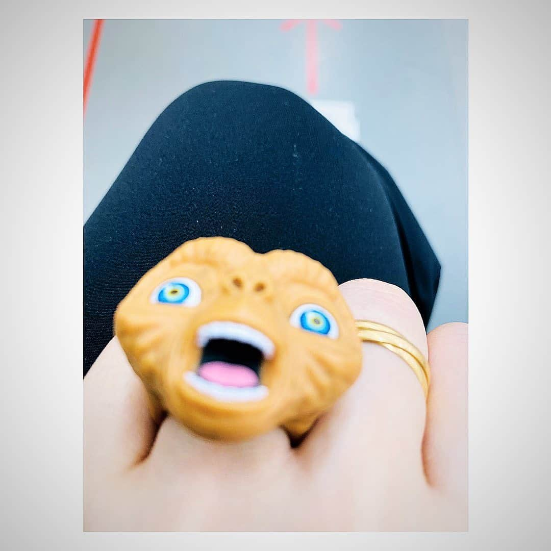 緒月遠麻さんのインスタグラム写真 - (緒月遠麻Instagram)「☺︎  美意識高い方々に モロ 影響を受けて  我々は 美意識高めの水を飲むのだ。  #綺麗になーれー   そして 私の指ね 個性爆発でしょ。  ひーこがET好きの私に🎁 #笙乃茅桜   かわうぃー👽💍  だんだん寒くなってきました。 皆さまも 体調管理 気をつけてくださいね🤧😷  #私は元気です #みんなも元気です  #雪組公演 #100周年」10月14日 22時03分 - toma_ozuki