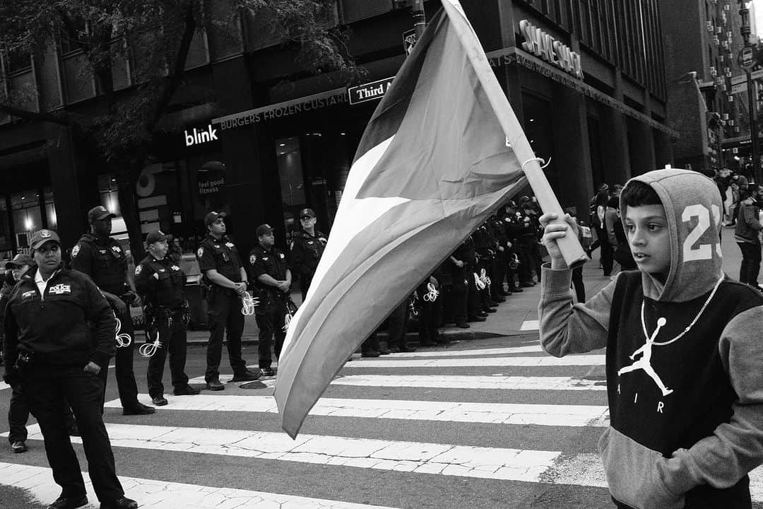 Q. Sakamakiさんのインスタグラム写真 - (Q. SakamakiInstagram)「Palestinian protest in New York, as the Israeli government warned Palestinian residents of Northern Gaza, 1.1 million people, on Friday to evacuate their homes within 24 hours ahead of an expected ground offensive in retaliation against Hamas for the inhuman attack on October 7th that killed 1,300 people, including children and babies. The images of 01, 03 and 04: pro Palestinian protest, and 02: a counter protest by the pro Israel.  UN said the evacuation order is “outrageous" and defies "rules of war and basic humanity”. Israeli air strikes on Gaza have already killed at least 1,900 people, including a huge number of children. Israel has cut off the power, electricity, water and food supplies, saying until Hamas frees the hostages. Hamas’s attack has been condemned as terror by the international community. At the same time, UN and human rights experts, and even some American politicians, like Bernie Sanders, have also condemned the Israeli bombardment as “collective punishment” and/ or war crime.  Quote of Haaretz’s twitter, now X, — “War crimes can be committed not only by people with Kalashnikovs riding Toyota trucks. They can also be committed from defence headquarters in Tel Aviv, or from the pilot’s seat in a fighter plane or helicopter, Michael Sfard writes.” Haaretz is one of the most leading newspapers in Israel.   #Israelis #Palestinians #Israel #Palestine #protest #palestinianprotest #IsraelGazaWar #warand peace #peace #yestergram」10月14日 22時04分 - qsakamaki