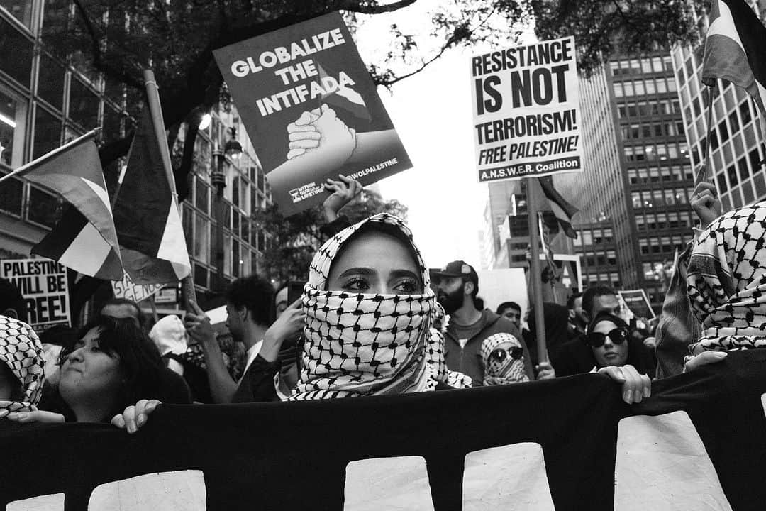 Q. Sakamakiさんのインスタグラム写真 - (Q. SakamakiInstagram)「Palestinian protest in New York, as the Israeli government warned Palestinian residents of Northern Gaza, 1.1 million people, on Friday to evacuate their homes within 24 hours ahead of an expected ground offensive in retaliation against Hamas for the inhuman attack on October 7th that killed 1,300 people, including children and babies. The images of 01, 03 and 04: pro Palestinian protest, and 02: a counter protest by the pro Israel.  UN said the evacuation order is “outrageous" and defies "rules of war and basic humanity”. Israeli air strikes on Gaza have already killed at least 1,900 people, including a huge number of children. Israel has cut off the power, electricity, water and food supplies, saying until Hamas frees the hostages. Hamas’s attack has been condemned as terror by the international community. At the same time, UN and human rights experts, and even some American politicians, like Bernie Sanders, have also condemned the Israeli bombardment as “collective punishment” and/ or war crime.  Quote of Haaretz’s twitter, now X, — “War crimes can be committed not only by people with Kalashnikovs riding Toyota trucks. They can also be committed from defence headquarters in Tel Aviv, or from the pilot’s seat in a fighter plane or helicopter, Michael Sfard writes.” Haaretz is one of the most leading newspapers in Israel.   #Israelis #Palestinians #Israel #Palestine #protest #palestinianprotest #IsraelGazaWar #warand peace #peace #yestergram」10月14日 22時04分 - qsakamaki