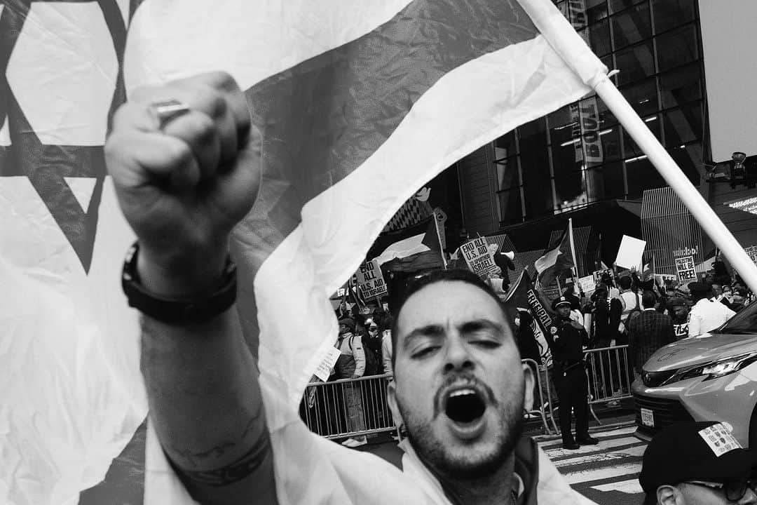 Q. Sakamakiさんのインスタグラム写真 - (Q. SakamakiInstagram)「Palestinian protest in New York, as the Israeli government warned Palestinian residents of Northern Gaza, 1.1 million people, on Friday to evacuate their homes within 24 hours ahead of an expected ground offensive in retaliation against Hamas for the inhuman attack on October 7th that killed 1,300 people, including children and babies. The images of 01, 03 and 04: pro Palestinian protest, and 02: a counter protest by the pro Israel.  UN said the evacuation order is “outrageous" and defies "rules of war and basic humanity”. Israeli air strikes on Gaza have already killed at least 1,900 people, including a huge number of children. Israel has cut off the power, electricity, water and food supplies, saying until Hamas frees the hostages. Hamas’s attack has been condemned as terror by the international community. At the same time, UN and human rights experts, and even some American politicians, like Bernie Sanders, have also condemned the Israeli bombardment as “collective punishment” and/ or war crime.  Quote of Haaretz’s twitter, now X, — “War crimes can be committed not only by people with Kalashnikovs riding Toyota trucks. They can also be committed from defence headquarters in Tel Aviv, or from the pilot’s seat in a fighter plane or helicopter, Michael Sfard writes.” Haaretz is one of the most leading newspapers in Israel.   #Israelis #Palestinians #Israel #Palestine #protest #palestinianprotest #IsraelGazaWar #warand peace #peace #yestergram」10月14日 22時04分 - qsakamaki