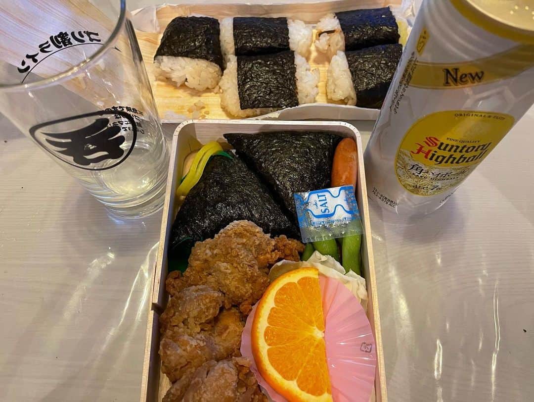 兵動大樹さんのインスタグラム写真 - (兵動大樹Instagram)「広島で、ライブ終わり。  がんすとお酒を頂いて。  家に着き、頂いたむさしとお酒を頂こうと。  最高の広島でした。  追伸  赤ちゃんと来てくれたお母さん方。 また、来てくださいね。 ありがとう。」10月14日 22時05分 - daiki.hyodo