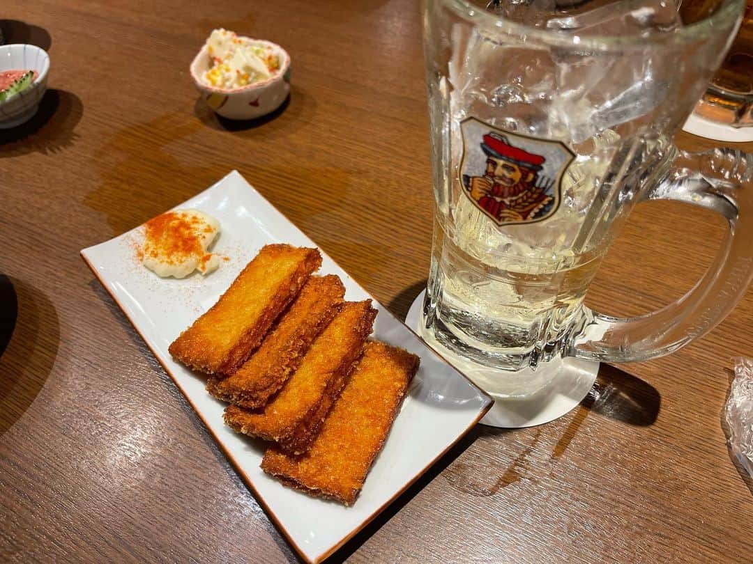 のインスタグラム：「広島で、ライブ終わり。  がんすとお酒を頂いて。  家に着き、頂いたむさしとお酒を頂こうと。  最高の広島でした。  追伸  赤ちゃんと来てくれたお母さん方。 また、来てくださいね。 ありがとう。」