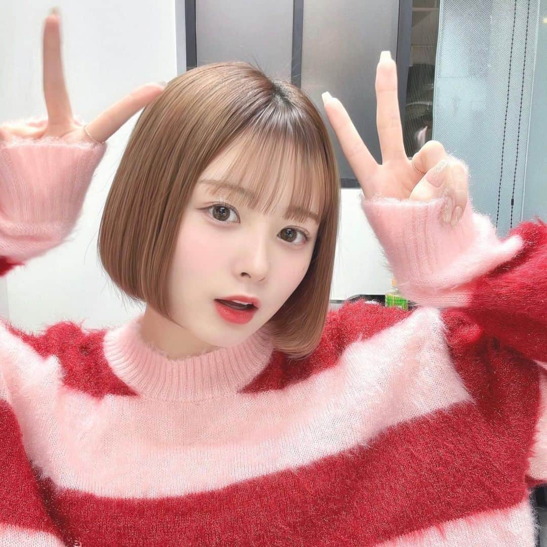 のインスタグラム：「ボブが好きな人はコメントしてね🫶🏻 ⡱  ˗˗˗˗˗˗˗˗˗˗˗˗˗˗˗˗˗˗˗˗˗˗˗˗˗˗˗˗˗˗˗˗˗˗˗˗˗˗ ⁡ ⁡ ⁡ ⁡ 【ミニボブ✨. 】 ⁡ @n_katooo0705  ⁡ ⁡ ⁡ ◌ @ukita_bob  ⁡ ご質問はコメント欄にお願いします！ ⁡ ⁡ ⁡ ⁡ ˗˗˗˗˗˗˗˗˗˗˗˗˗˗˗˗˗˗˗˗˗˗˗˗˗˗˗˗˗˗˗˗˗˗˗˗˗˗ ⁡ ⁡ ◌ 料金 ◌ ・カット ¥8,800 ・カット 𓂃 トリートメント ¥12,000 ・カット 𓂃 カラー ¥16,000 ・カット 𓂃 カラー 𓂃 トリートメント ¥19,000 ⁡ ⁡ ⁡ 𓂃 よくあるご質問 𓂃 ⁡ ⁡ Q . 予約はどうしたらいいですか？ ⁡ ✎ プロフィールのURLからお待ちしております。 ⁡ ⁡ Q . 場所はどちらですか？ ⁡ ✎  DX SHARE SALON 東京都渋谷区神宮前1-9-8 KI-438ビル 1F-A 【原宿駅、明治神宮前駅から徒歩4分】 ⁡ ⁡ Q . 投稿に若い子しか載っていないですが、 私の年齢でも大丈夫ですか？ ⁡ ✎ もちろん大丈夫です。 僕のお客様は現在【7歳(小学2年生)〜61歳】の方が ご来店してくださっております。 女性は全員可愛くします。 ⁡ ⁡ Q . どんな美容師？ ⁡ ✎ 施術中は喋りすぎず喋らなすぎず 絶妙なリラックスラインを狙います。 ⁡ カットは【ボブ】【ショートボブ】が好きですが、 ミディアム、ロングも好きです。 ⁡ カラーはブリーチをしなくても 【透明感】【くすみ感】が出るところを こだわっています。 ⁡ ⁡ ⁡ 𓂃 #ボブ #切りっぱなしボブ #ボブヘアー #ボブヘア #ボブスタイル #ミニボブ #前下がりボブ #ボブアレンジ #ショートヘア #ショート #ショートボブ #ショートカット #ミディアムヘア #シースルーバング #前下がりボブ #外ハネボブ #小顔カット #似合わせカット #ヘアアレンジ #어레인지 #헤어 #헤어컷 #밥 #hairlove #hairfashion #hairtransformation #haircolor #hairpainting #hairvideo #hairextensions」