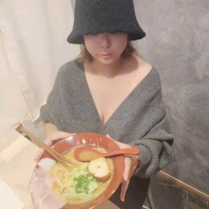 風子のインスタグラム：「新宿の東京海老トマトに食べ行ってきた🍅  私は海老好きだからオマール海老SOBA食べたよ😺  海老の味濃厚！！！🦞 えびえびえび🦞  海老トマトの方も友達にちょっともらったんだけど、海老とトマトですごいイタリアン🇮🇹  🍜🫶🫶🫶🫶🫶🫶  ラーメンらぶい🫶  PR @tokyo.ebi.tomato #東京海老トマト #新宿ラーメン #新宿グルメ #西新宿ラーメン #西新宿グルメ #歌舞伎町ラーメン #海老ラーメン #トマトラーメン」