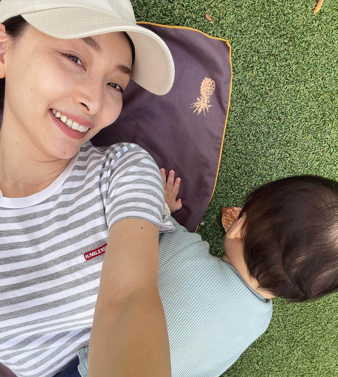 佐々木あさひのインスタグラム：「土日はもうなーんにも出来ないから、割り切って息子ととことん向き合うワンオペな日が多い👶🏻 本日もそんな土曜日。  寝かしつけは彼にお願いして、やっと一息中🍵  ②今日はなんと9ヶ月目前にしてつかまり立ちに成功👏たまたまカメラを回してたら、スッと立ち上がって私がびっくり！笑  ③鼻吸い器のチューブにからまり嬉しそうな様子。←このあとすぐ助けを求められる  ④大好きなきらきらぴかぴか 抜群に食いつきが良い絵本⭐️  ⑤気持ちがいい天気だったから一緒に横になってミルクタイム🍼これハマりそう。  ⑥おしりかわちい🍑  ⑦ずり這いは右腕左足をフルに使って進む派です。  ⑧予定通り寝てくれて束の間のコーヒータイム☕️ 歩けば金木犀の香りが色んなところで感じて、最高のお散歩日和。  ⑨⑩本日2箇所目の公園へ🌲 土に触れさせるのが初めてだったから大人の感覚で『汚れる』ことに敏感になって、持って行った布の外へ出たがったり、何でもかんでも掴むことが気になってしまったけど、本人は新しい感覚をとても楽しんでいたご様子。 土いじりとの向き合い方どうしてますか？ この好奇心は大切にしてあげたいなと思うから、次は2人ともドロドロになってもいい服装で再挑戦したいと思います🍃何でも舐める時期だから誤飲だけは気をつけないと。。  明日東京は雨予報☔️ さぁ、どうやって過ごそうか。」