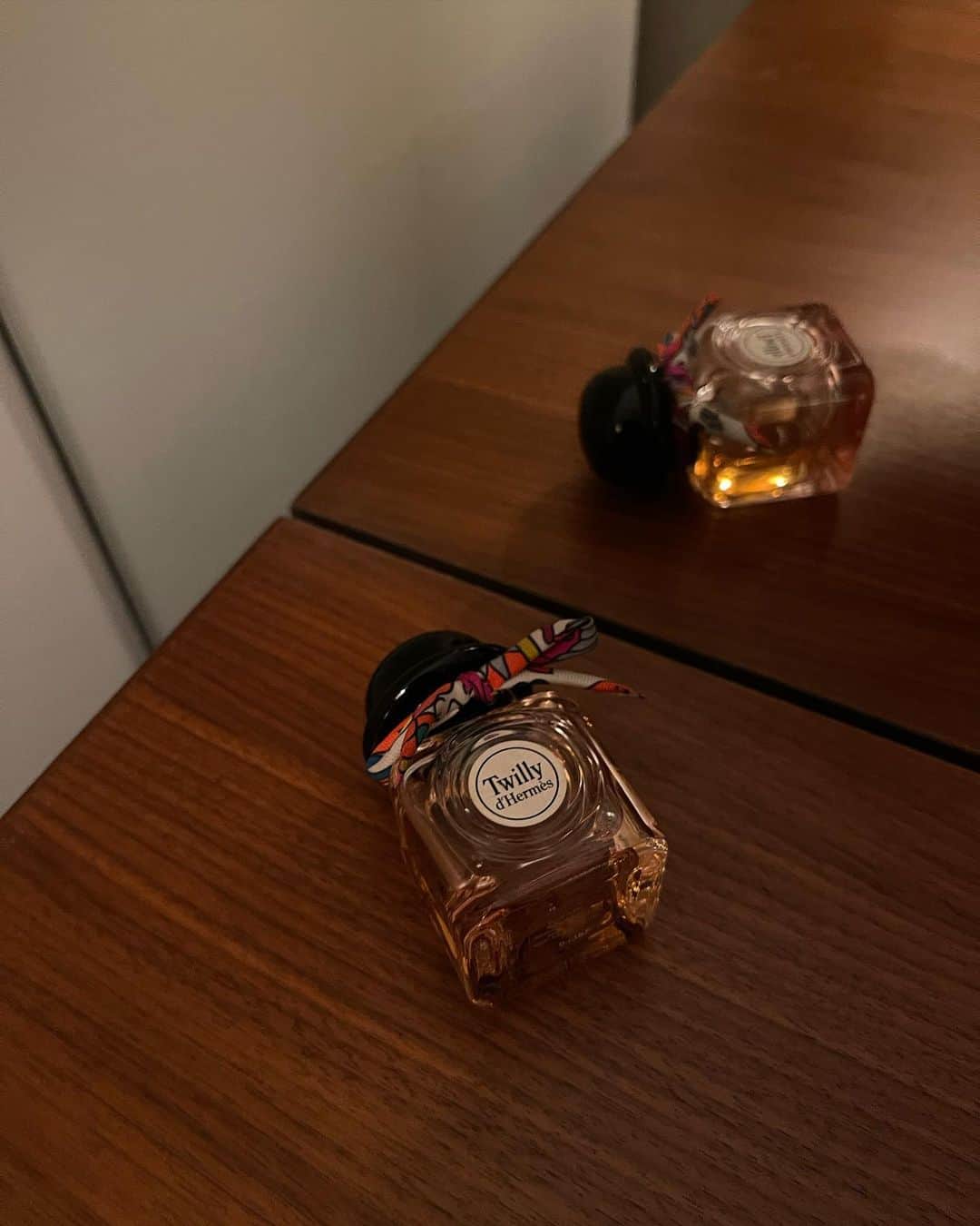 大坪はるらのインスタグラム：「秋冬に使いたくなる 私的ナンバーワンの香水 @hermes   大胆で自由を謳歌する現代の女性をインスピレーションを受けた ツイリー ドゥ チュベローズとサンダルウッドがベースで ニットを着た時に付けたくなる、秋冬の香り  普段甘い×重めの香りが苦手な私でもこれは付けたくなる my fav🤎  #hermes」
