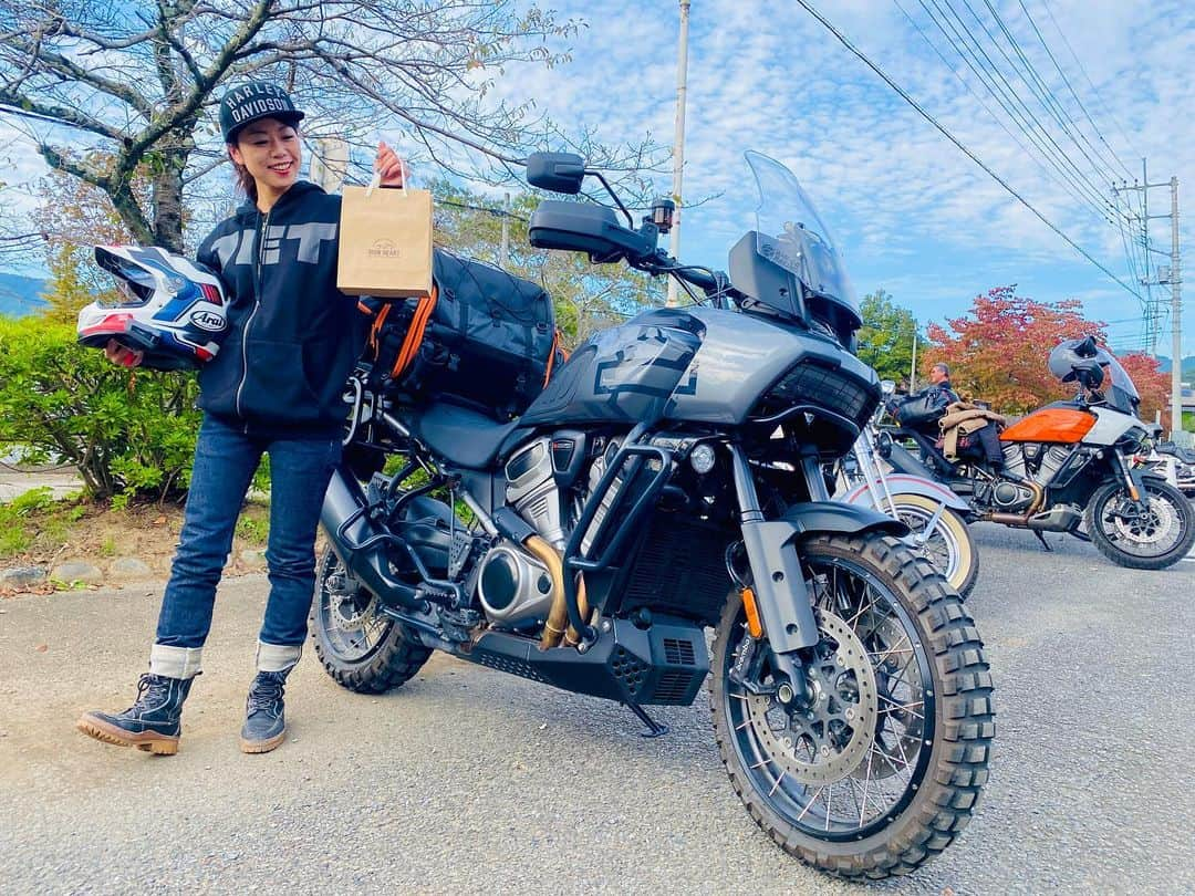 木村亜美さんのインスタグラム写真 - (木村亜美Instagram)「バイクに似合うタフなジーンズ【IRON HEART(アイアンハート)】...の、キャンプイベント『アイアンキャンプ』に参加してます！ 各地からアイアンファンが集まって、バイク談義にも花が咲き、なんだか心がほっこり癒されます☺️︎💕︎ . . . @ironheart_tokyo_official  #IRONHEART #アイアンハート 👖 #ライディングウェア  #ライディングジーンズ #バイクウェア  #アパレルブランド #バイク乗り #ハーレーダビッドソン  #パンアメリカ  #harleydavidson  #PANAMERICA #harleydavidsondaily  #ハーレー女子  #木村亜美」10月14日 22時15分 - ami_kimura0327