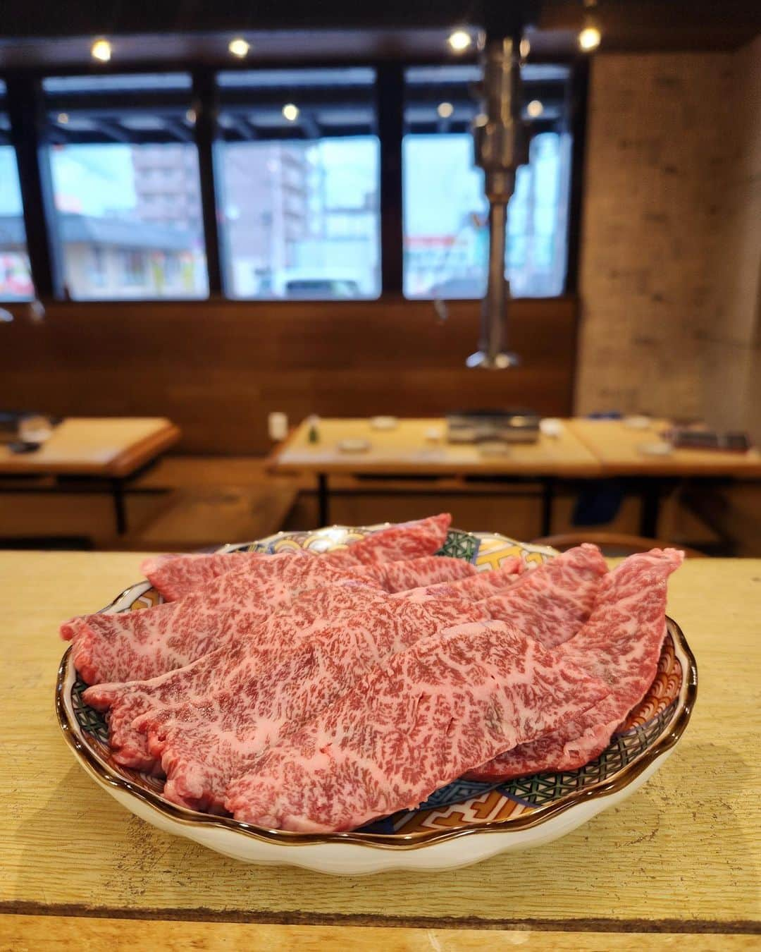 焼肉らんどのインスタグラム：「こんばんは🌆✨焼肉らんどです🥰  今週、「和牛ハラミ」たくさん入荷しました‼️  今、物凄く貴重な「和牛ハラミ」…🫠 霜降り抜群な当店のハラミ‼️ 普段食べないお客様も、この機会に是非いかがですか😊  たくさん入荷したとは言え、無くなり次第終了となりますので、お早めにお召し上がりください🤤🤤  #ハラミ #和牛ハラミ #  #八尾#八尾市#近鉄八尾#近八尾#東大阪 #八尾グルメ#八尾ランチ#東大阪グルメ #八尾焼肉#焼肉ランチ#焼肉デート #大阪焼肉#大阪グルメ#焼肉屋　 　 #焼肉らんど　 #焼肉#焼き肉#肉#肉スタグラム  #焼肉好きな人と繋がりたい　 #一人焼肉#肉女子　  #和牛#a5ランク#希少部位   #プレミアムモルツ超達人」