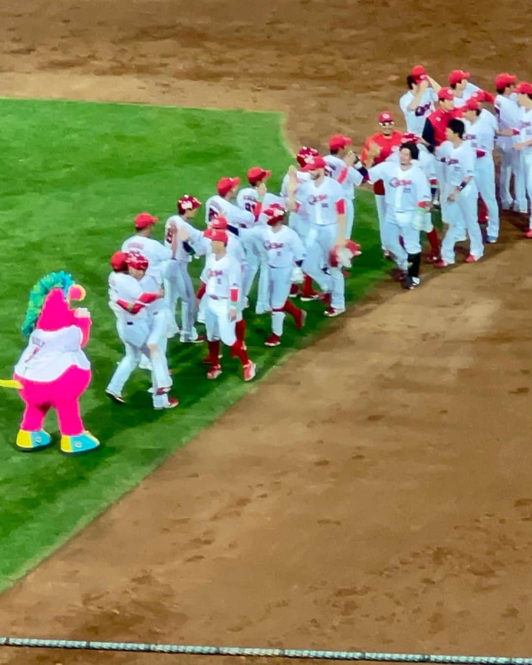 藤本冬香さんのインスタグラム写真 - (藤本冬香Instagram)「CS初戦⚾️勝ちました✌️  #カープ #cs  #クライマックスシリーズ  #マツダスタジアム #広島 #ヒーロー  #秋山選手  #最高」10月14日 22時16分 - fuyuka_43