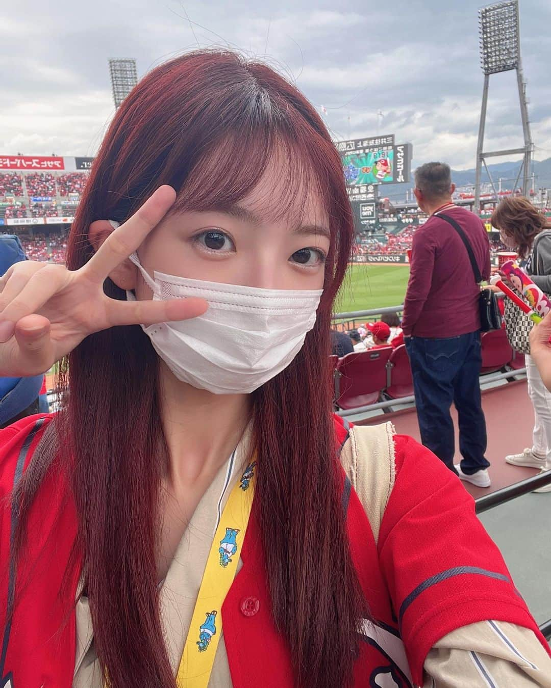 藤本冬香のインスタグラム：「CS初戦⚾️勝ちました✌️  #カープ #cs  #クライマックスシリーズ  #マツダスタジアム #広島 #ヒーロー  #秋山選手  #最高」