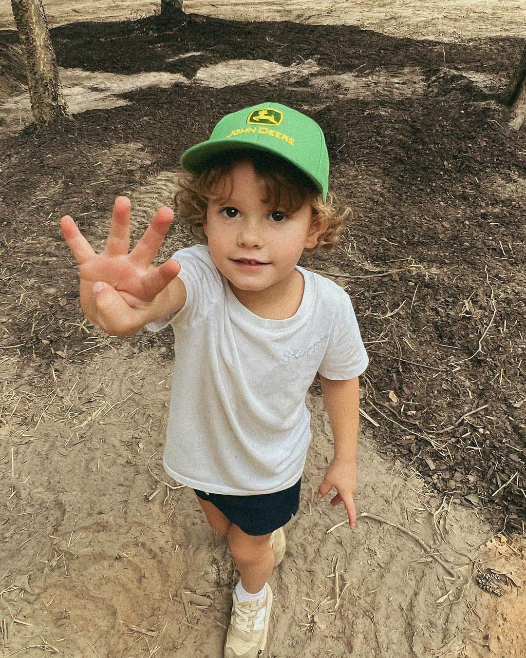 コリー・ロバートソンのインスタグラム：「John Shepherd is 4!! And he wants everyone to know it 🤗🥳 Happy Birthday, little buddy! You are so grown up! I love the way you work hard at everything you do, you have persistence and grit, and you are so smart. You can do whatever you put your mind to (one of your favorite phrases right now is “you didn’t know I could do that!” you are just a tad but competitive, ha! You even compete with Ella on how long he you sleep 😂) AND you are the most fun little trickster, you love to surprise, and die laughing when you get someone. You love to help your dad and give the best hugs to you mom. You are so sweet to your brother and sister, sensitive when Ella is upset and wanting to hold and talk to Wells and compare how big your hands and feet are to his. You love tractors and dinosaurs, bikes and you love to run!  You have a new love of s’mores (although i think it’s definitely more about the fire than the marshmallows) You love your whole family so much and you are so loved by us all!! You are one of a kind, Sheppie, and your KK loves watching you grow 💙」