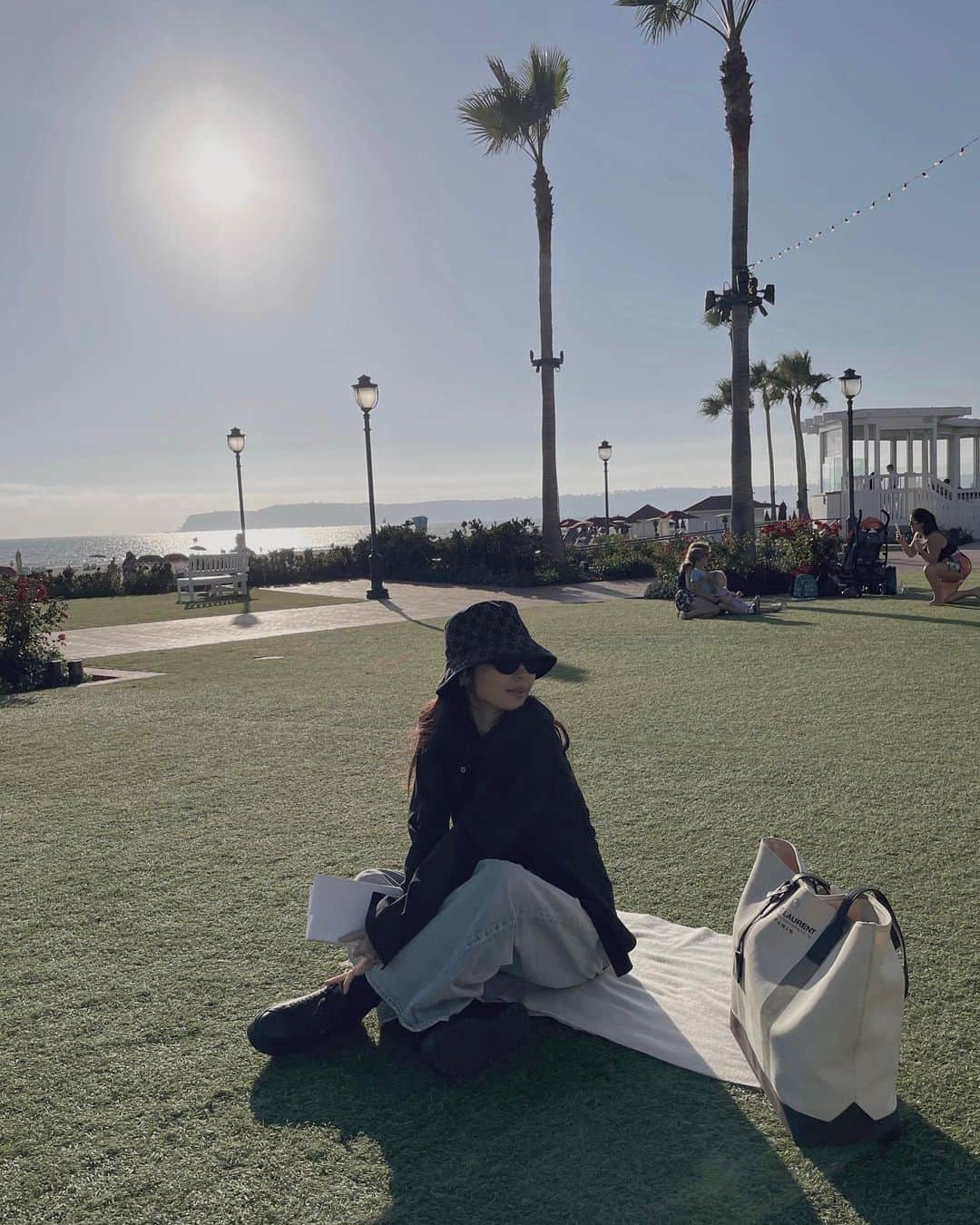 加治ひとみさんのインスタグラム写真 - (加治ひとみInstagram)「どこにいても🇺🇸 読書➕☕️🟰happy💕✌️😋  アメリカ滞在中読んでいたのは 『イーロン・マスク』 - -  世界で一番の注目を集め、議論の的である起業家イーロン・マスクの赤裸々な等身大ストーリー­。  彼は南アフリカにいた子ども時代、よくいじめられていたっていう エピソードからスタートするんだけど良い意味で期待を裏切られました‼︎  『はみ出さなきゃ、生み出せない』✨  そんな生き様を感じながらワクワク読んでます♡ 読み終わったらまた感想かくね‼︎📚  (本の表紙が知りたい人は8枚目の写真見てね🤳)」10月14日 22時18分 - kaji_26