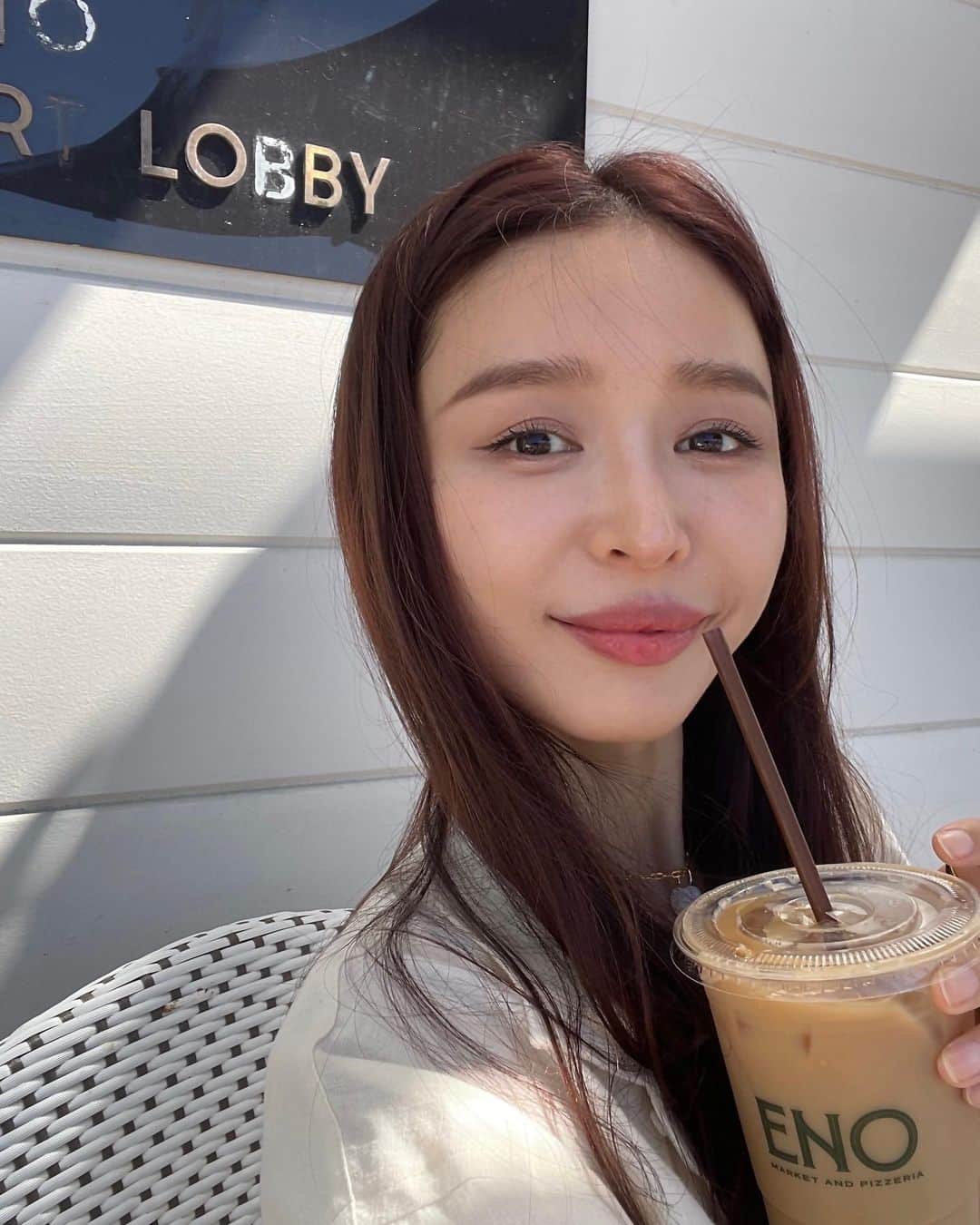 加治ひとみさんのインスタグラム写真 - (加治ひとみInstagram)「どこにいても🇺🇸 読書➕☕️🟰happy💕✌️😋  アメリカ滞在中読んでいたのは 『イーロン・マスク』 - -  世界で一番の注目を集め、議論の的である起業家イーロン・マスクの赤裸々な等身大ストーリー­。  彼は南アフリカにいた子ども時代、よくいじめられていたっていう エピソードからスタートするんだけど良い意味で期待を裏切られました‼︎  『はみ出さなきゃ、生み出せない』✨  そんな生き様を感じながらワクワク読んでます♡ 読み終わったらまた感想かくね‼︎📚  (本の表紙が知りたい人は8枚目の写真見てね🤳)」10月14日 22時18分 - kaji_26