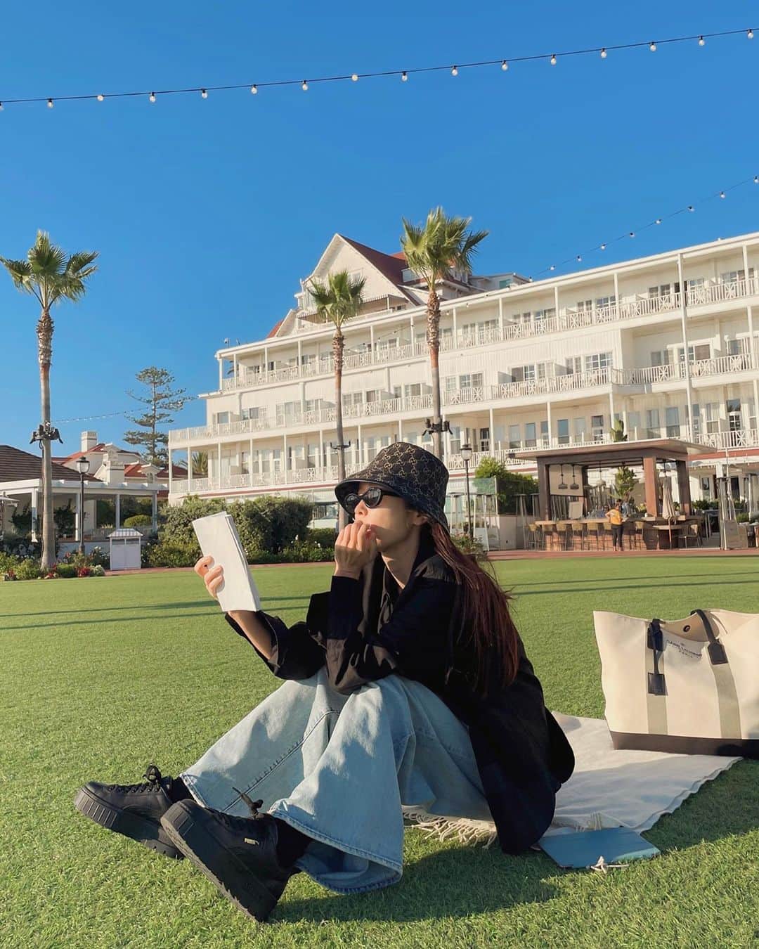 加治ひとみさんのインスタグラム写真 - (加治ひとみInstagram)「どこにいても🇺🇸 読書➕☕️🟰happy💕✌️😋  アメリカ滞在中読んでいたのは 『イーロン・マスク』 - -  世界で一番の注目を集め、議論の的である起業家イーロン・マスクの赤裸々な等身大ストーリー­。  彼は南アフリカにいた子ども時代、よくいじめられていたっていう エピソードからスタートするんだけど良い意味で期待を裏切られました‼︎  『はみ出さなきゃ、生み出せない』✨  そんな生き様を感じながらワクワク読んでます♡ 読み終わったらまた感想かくね‼︎📚  (本の表紙が知りたい人は8枚目の写真見てね🤳)」10月14日 22時18分 - kaji_26