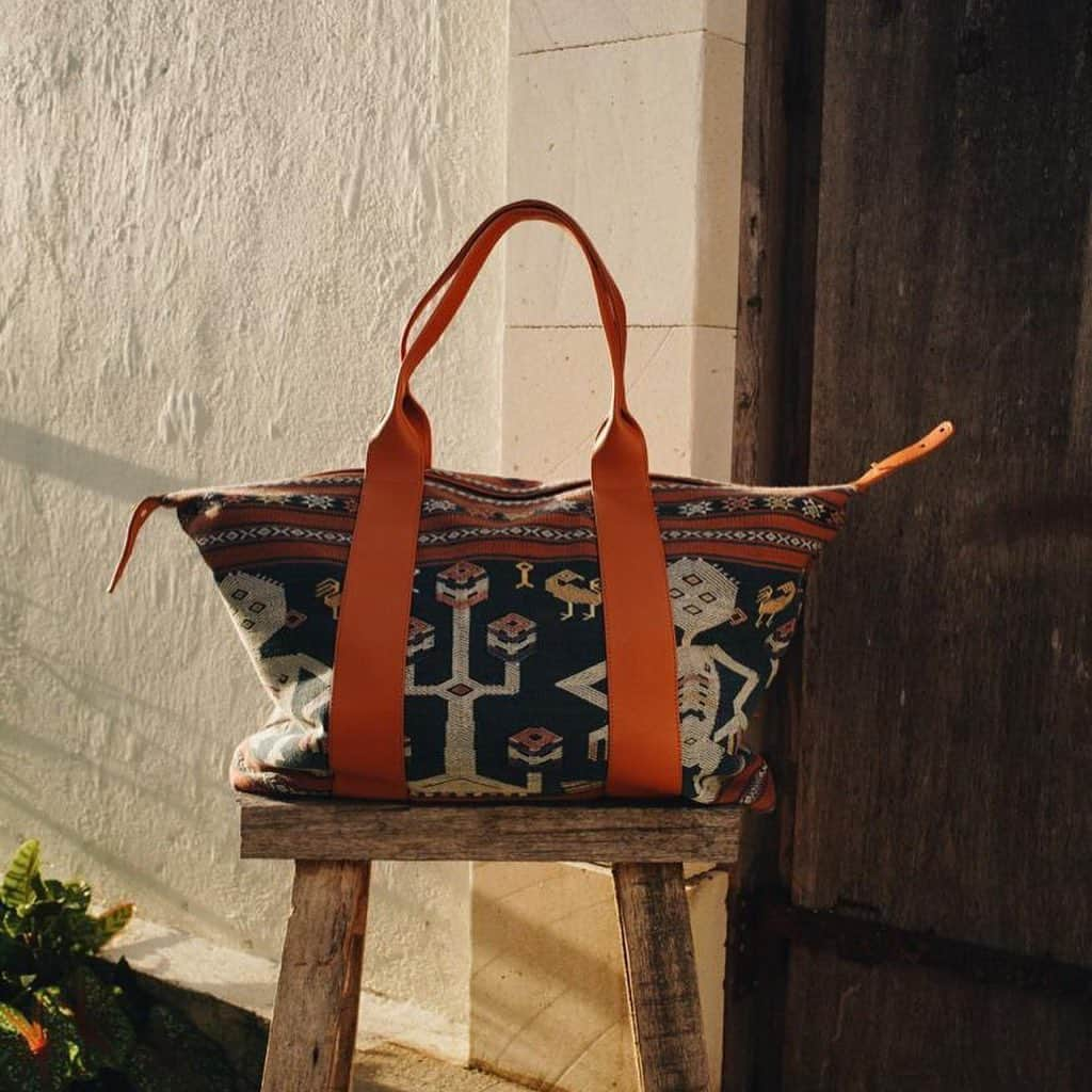 ベックスロックスさんのインスタグラム写真 - (ベックスロックスInstagram)「#Travelwithapurpose   We celebrate the journey of every one of a kind bag we make. The process is an artisanal odyssey from the remote islands of eastern Indonesia to our masters in Bali empowering women with memory banked ancestral techniques delivered to our conscious clients globally.   Every bag is hand loomed and naturally dyed to create the noble Pahikung textiles that take up to 6 months to make.   Our beautiful ladies Rambu Reni and Rambu Hida work from their traditional homes weaving sporadically throughout the day in between their daily family and community chores.  As Rambu Hida says “when I go to weave it is my time for me, like a meditation to honour my ancestors’s art.”  Purpose driven One of a Kind bags for a voyager with conscious style.  Made to order - DM or WA our concierge service for more info.   #TheArtofSlow #sustainableluxury #empoweringcommunities #womensupportingwomen  #indigenoustextiles #conscioustravel #trusttheprocess #theartofancestors #artisanmade #slowfashion #tribaltextiles #storytelling  #responsibleluxury」10月14日 22時20分 - rcollectivestudio