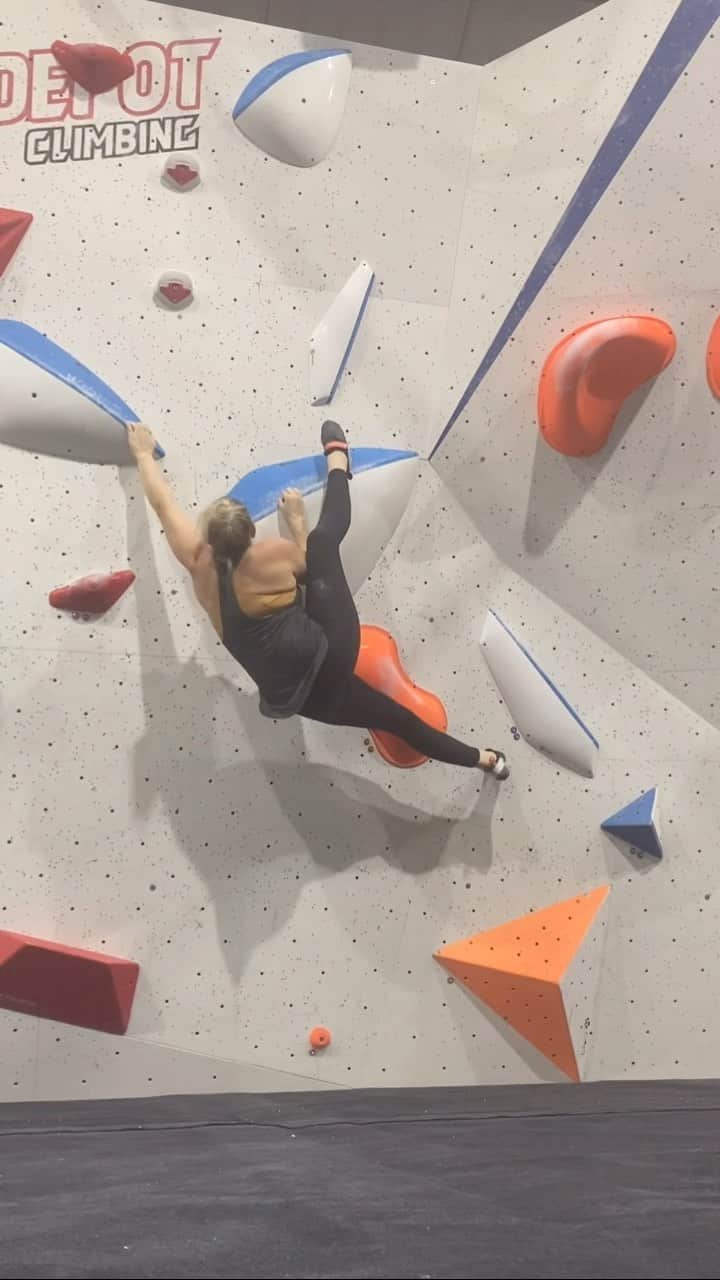 リア・クレインのインスタグラム：「When you’ve not filmed yourself for a while so you forget to clean the lense before you press record 🤦🏼‍♀️ This climb felt good 🙌🏻💝 Probably not the intended beta, but there’s no way my shoulders are holding those holds without the heel 😂」