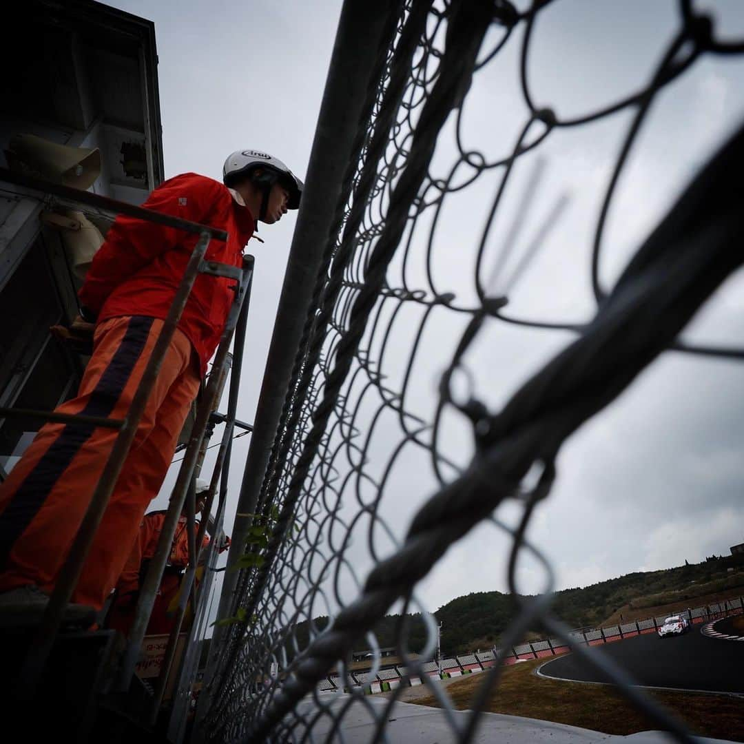 脇阪寿一さんのインスタグラム写真 - (脇阪寿一Instagram)「三橋仁明写真館  SUPER GT Rd7 AUTOPOLIS  Quallyfing 3rd  今までのレース課題をふまえ、ドライビングシミュレーターでtryした事案を実践投入するも、上手くいかず、、、 そんな状況から予選でまとめ上げられた事は素直にチーム力の向上を感じました。  前回のレースもそうですが、目的を持ちtryした中で起こる仕方ないアンラッキーに左右される事なく、その状況下でのベストを導きだし実践する我々のスタイルが構築されつつあります。まだまだ先は長く成長する為の課題は山積みですが、そのプロセスは間違ってないと思います。  今日もフリープラクティスの状況をふまえ、Q1突破を最大課題にフリープラクティスのnewタイヤは関口雄飛に集中させました。そんな中、クルマの改善と関口雄飛の働きでP3で Q1突破。 更に、中山雄一は今週末初めてのnewタイヤでQ2でP3を獲得してみせました。 これは、中山雄一の進化と本来の実力を示せた事、信頼できるベースセットを創り上げたエンジニア陣の働き、精度を持って組み上げるメカニック達の技術、そして、チームメイトの走りを自分の走行経験の様に読み取れ合うドライバー2人の信頼関係とそれを見守るチーム代表の存在がなせる技、それらは僕の喜びです。  明日はオートポリスで450キロレースという未知なる領域の戦いになりますが、我々は我々自身が知る、我々の良さを信じて、応援頂く皆様への感謝の気持ちで戦います。  その先にある結果が良かろうが悪かろうが、我々の成長の糧として、進みます。  今日もオートポリスには沢山のお客様や、スポンサーの皆様、スポンサーのゲストの皆様がご来場頂きました。  明日の決勝はチケット完売らしいです。  ありがとうございます🙇  #supergt  #tgrteamsard  #toyotagazooracing  #grsupra  #tcd #bridgestone  #三橋仁明 #カメラマン」10月14日 22時23分 - juichiwakisaka