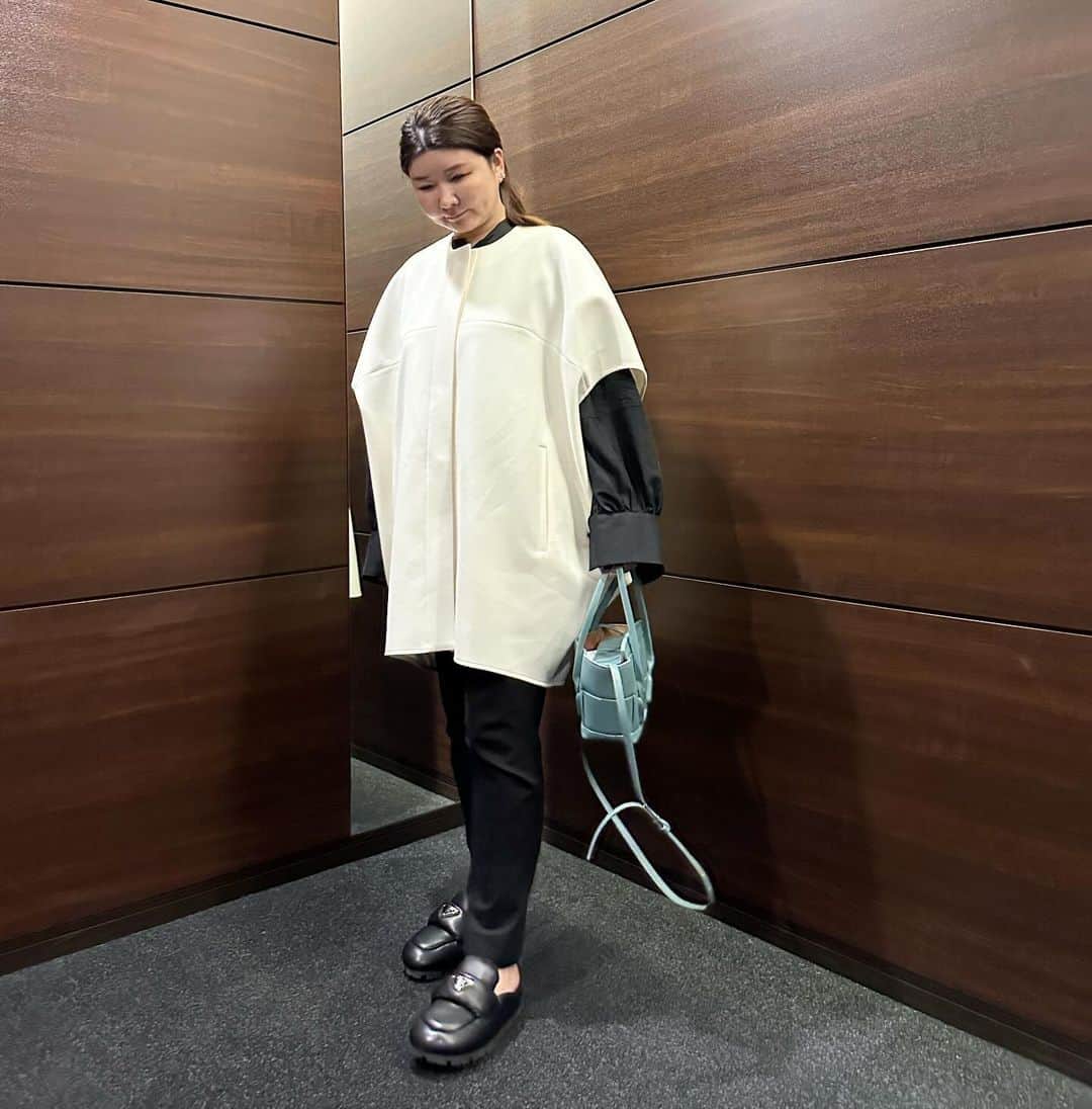 kawakami momokoのインスタグラム：「シャツ　@chaos_tokyo.jp #chaos #カオス ジレ　@lephil_official #lephil #ルフィル パンツ　@maxmara #maxmara #マックスマーラ  靴　@prada #prad #プラダ バッグ　@newbottega #bottegaveneta #ボッテガヴェネタ」