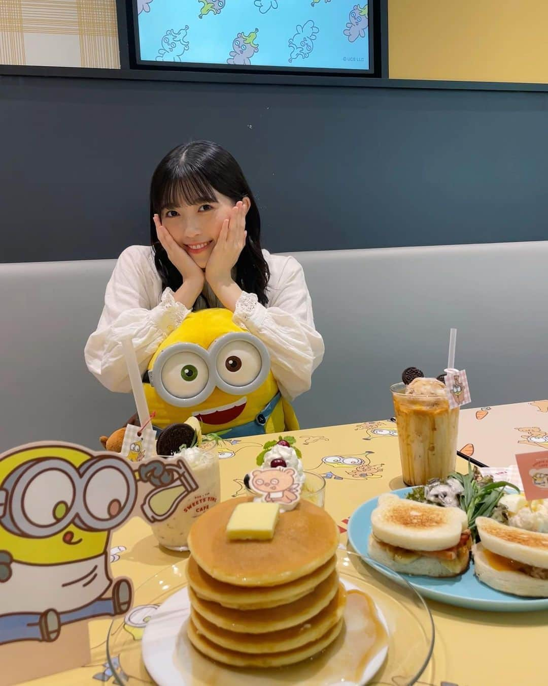 西田汐里のインスタグラム：「🥞  少し前に BOB + TIM コラボカフェ行ってきました🍌🧸💛🍿🍪  可愛くて甘くて超癒しの時間だった！！😌  #beyooooonds #西田汐里  #MINION #ボブティム #🧸」