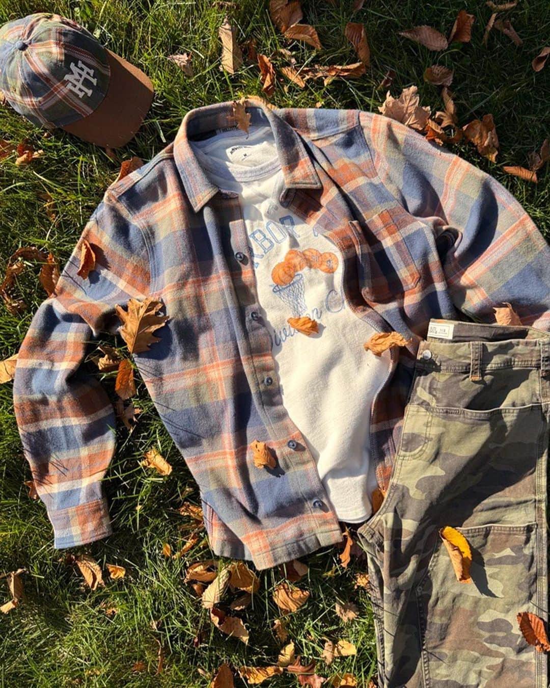 Hollister Co.さんのインスタグラム写真 - (Hollister Co.Instagram)「it's that sweatshirt-and-flannel-combo time of the year 😏 @wemidwestkids」10月14日 22時24分 - hollister