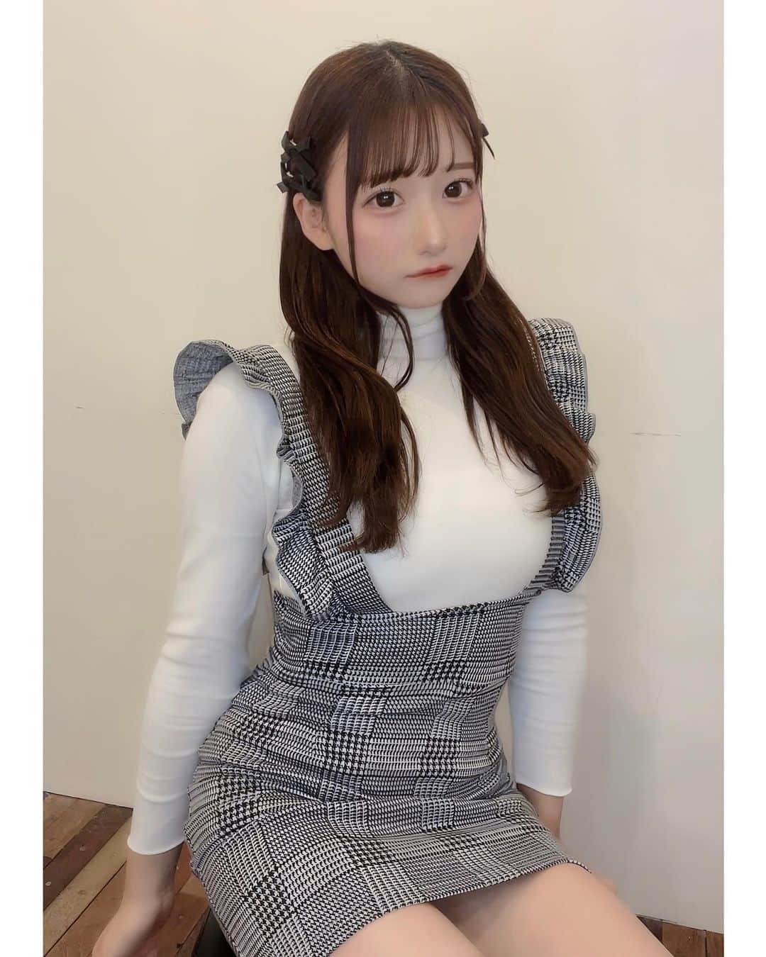 夢実あすかのインスタグラム：「♥♥ ．  ．  ふりふりがお気に入りのお洋服(*ˊ ˋ*)  ．  ．  ．  #japaneseidol #japanesegirl #idol #instagood #instalike #selca #followforfollowback #selfie #today #ootd #dailylook #instafashion #followme #ぱっつん前髪 #makeup #今日のコーデ  #アイドル  #アイドルメイク  #ニットコーデ  #秋コーデ #いいね返し #自撮り #自撮り女子 #自撮り界隈 #推してください #ミニスカート #サロペットコーデ #タイトスカート #サロペット」