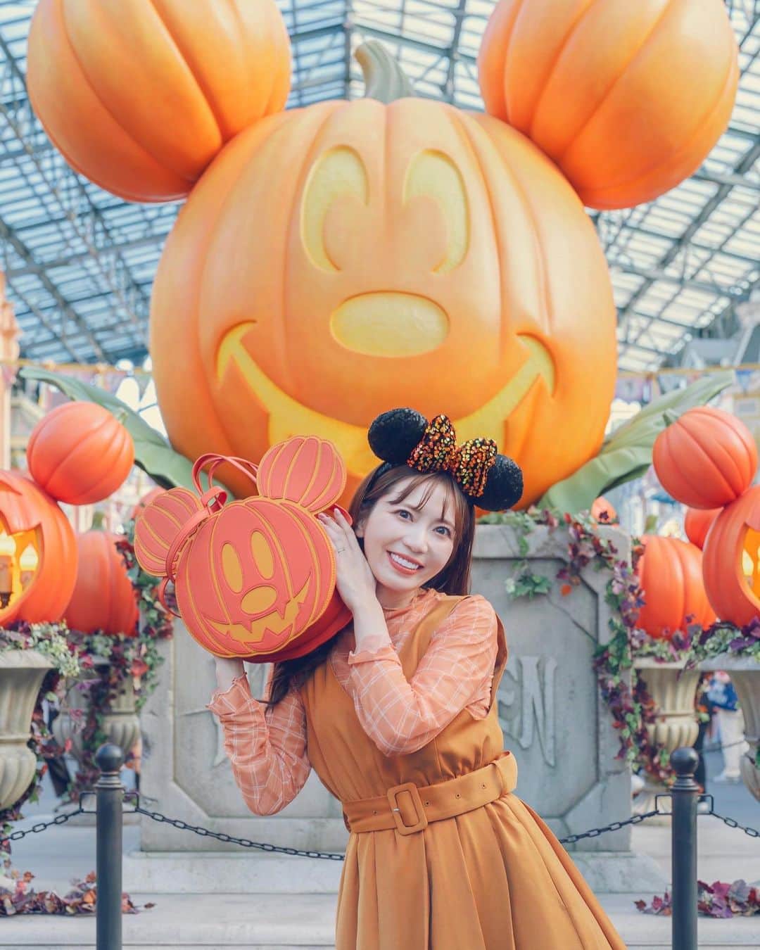 あいにゃんのインスタグラム：「今年はディズニーランドのワールドバザールに おっきなミッキーパンプキンがドドンッ🎃💥  日中は可愛くて、夜は違う雰囲気になるから、 パークに入った時、帰る時の2回チェックを忘れずに！  このパンプキンランタン、 すごく人気で常に行列なので アプリでここの待ち時間確認するのがおすすめだよ⚠️✨✨✨  #東京ディズニーランド #ディズニーランド#ディズニーハロウィン#dハロ#ディズニーコーデ#パンプキンコーデ#tokyodisneyland#tokyodisneyresort#disneybound」