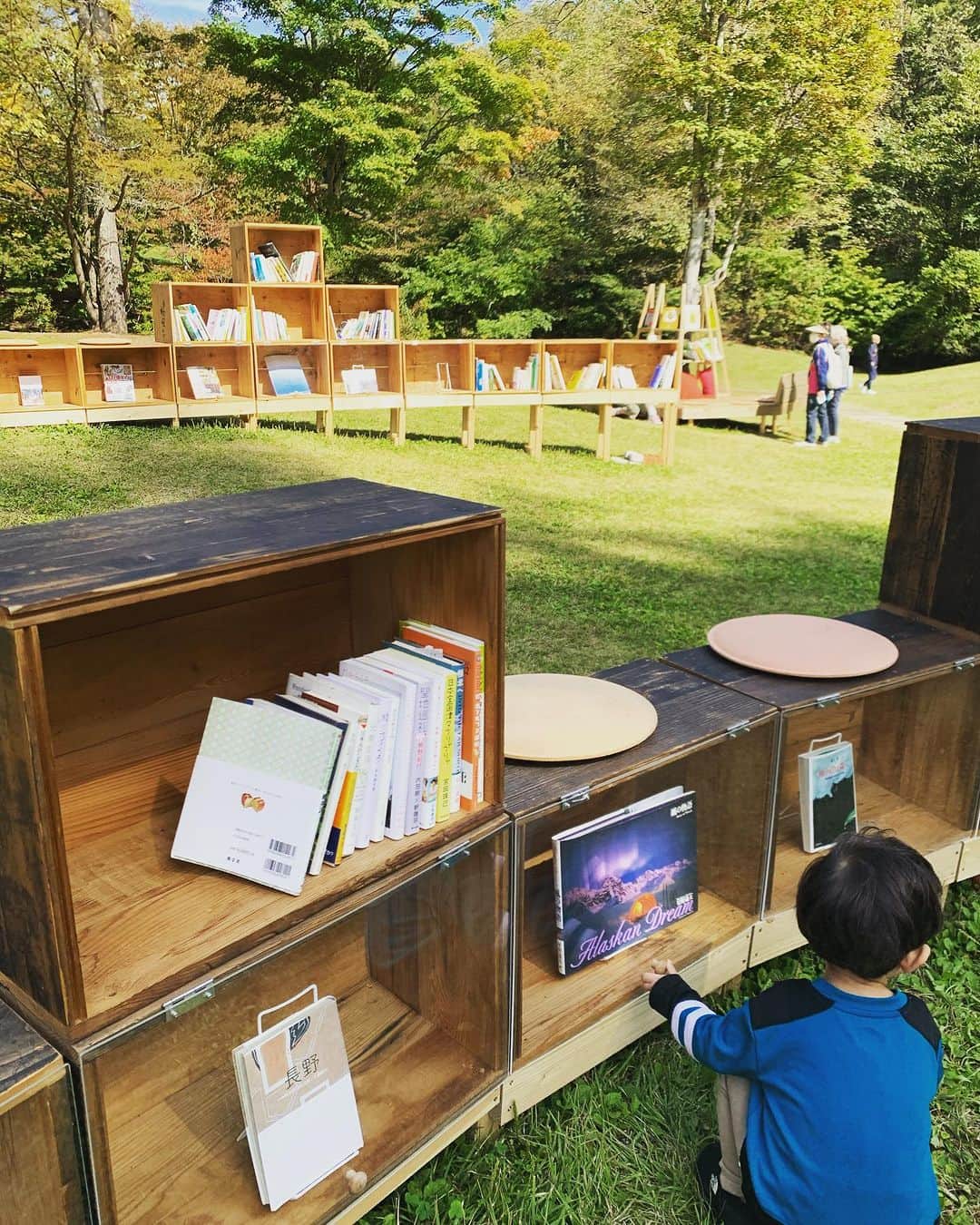Rie fuさんのインスタグラム写真 - (Rie fuInstagram)「#紅葉図書館 #outdoorlibrary #読書の秋 #星野温泉　#トンボの湯 #autumninjapan #mountain #forest #軽井沢」10月14日 22時34分 - riefuofficial