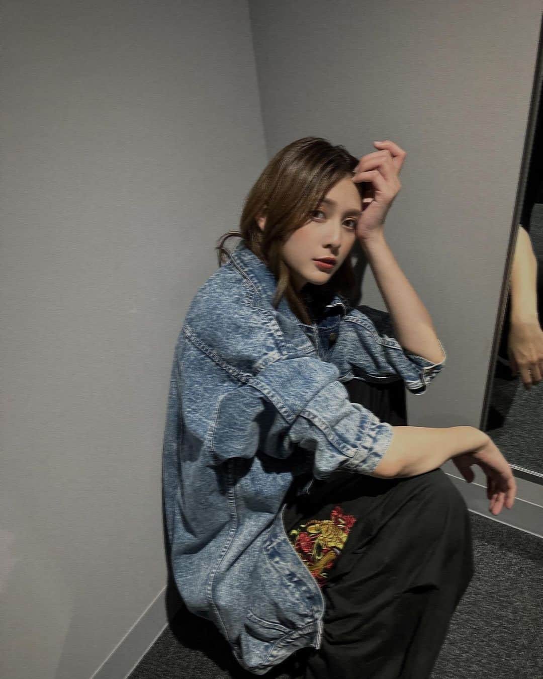 アンジェラ芽衣のインスタグラム：「涼しくなってきて過ごしやすくやってきたの嬉しい︎︎☺︎ でも夜はちょっと寒すぎるくらいだね、冬どうなっちまうわけ？」