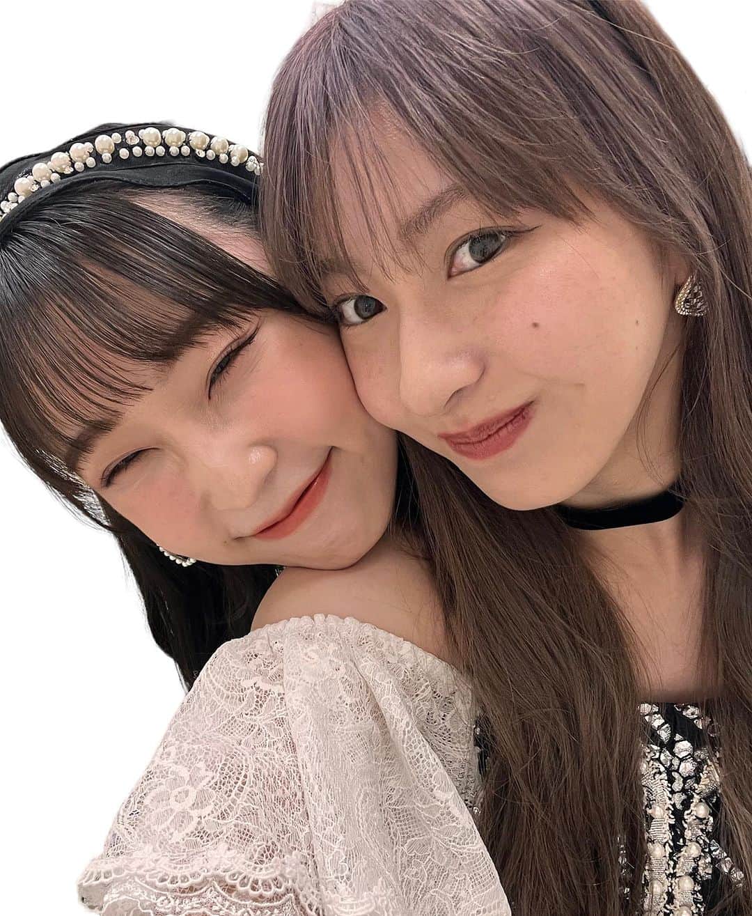 のインスタグラム：「⁡ ⁡ ⁡ 今日初めて使ったリップ！ ⁡ 塗る瞬間るるに見守ってもらった🐶笑 ⁡ ⁡ ⁡ #段原瑠々#植村あかり#るるあーりー」