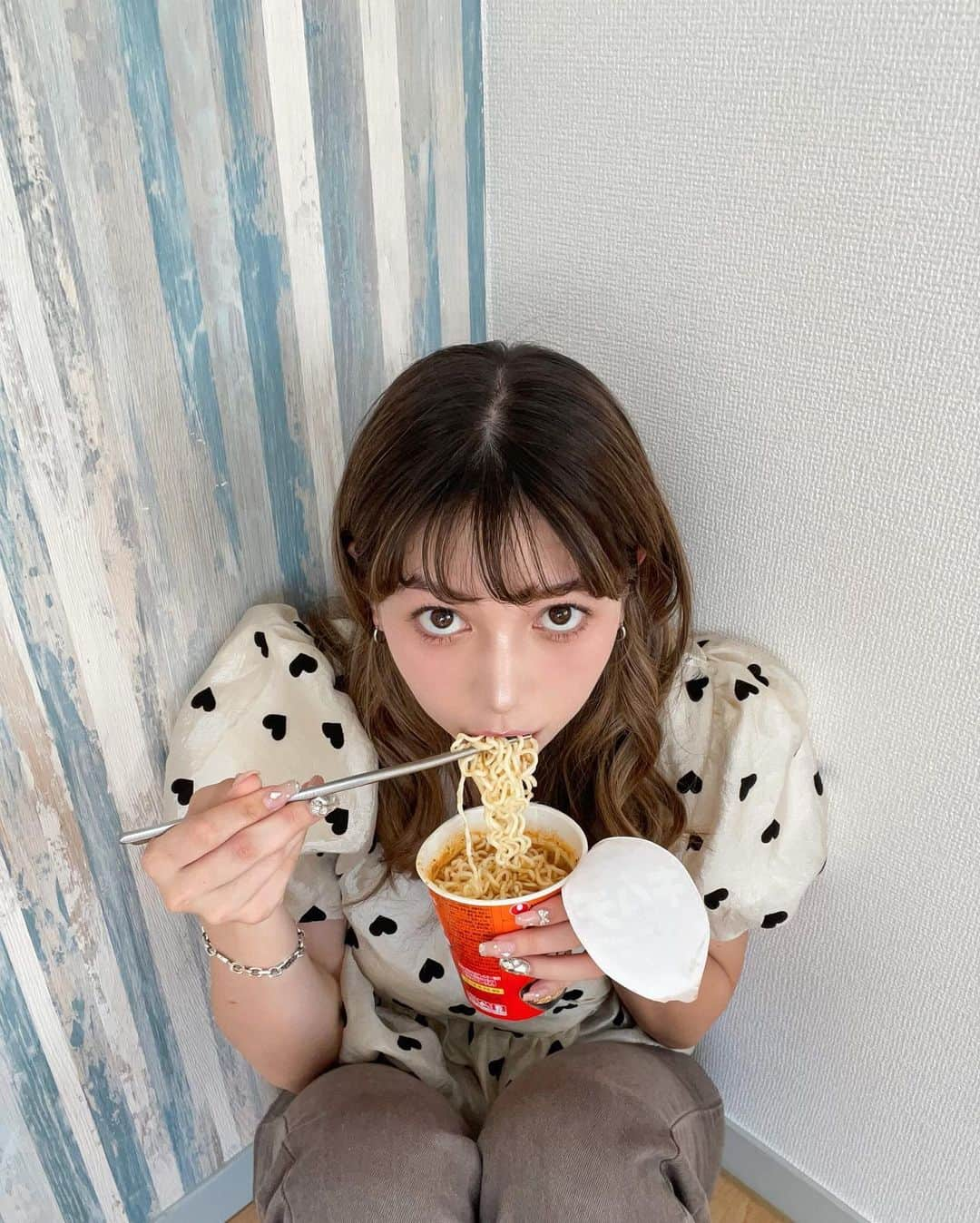 峯りあなさんのインスタグラム写真 - (峯りあなInstagram)「最近ハマってるのは、コリアンフードを食べながらドラマを観ること🤤 この間は観てたドラマで何回もキンパが出てきて、我慢できなくてUBERして食べたよ💦笑  飲む酢で有名なミチョもよく買って飲むんだけど、これもまた森国のドリンクだよね🇰🇷 飲む酢は腸内環境を整えて、便秘改善に役立つ効果があるんだって！ダイエット効果も期待できるみたい✨ 私は牛乳と混ぜて飲むのが美味しくて好きだな〜🥛  辛ラーメンもたまらんよね🤤🔥 引越し作業に追われていたので、お昼にささっと食べたよ🕺笑 簡単に美味しく食べられて満足感もあるのは辛ラーメンの良さだよね🍜 他にもインスタントジャジャン麺、ピビム麺、コムタン麺、じゃがいも麺など、国にはたくさんの麺があるらしい👀  最近は昔よりも辛い食べ物を好むようになったから、よりコリアンフードを楽しめるのがとても嬉しい🥹❣️  @atcenter_japan   #PR #K_FOOD_SIMULATOR #ROBLOX #K_FOOD #KOREAN_FOOD」10月15日 12時00分 - riana_mine