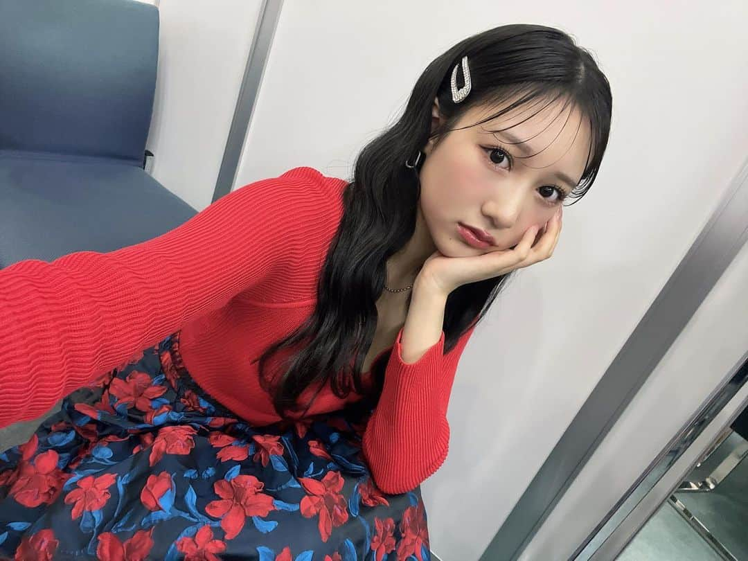 横野すみれのインスタグラム：「❤️‍🔥❤️‍🔥  #DOLCE 発売イベント ありがとうございました🍩❤️‍🔥  今日は真っ赤なニットに 花柄スカートでワンピ風衣装😼  今月はいっぱい会えるの 嬉しいな〜  みんな体調崩さずにね🎄  #DOLCE #ピンクメイク #ヘアアレンジ #ウェーブ巻き #赤コーデ #クリスマスコーデ #🧑‍🎄 #🎄」