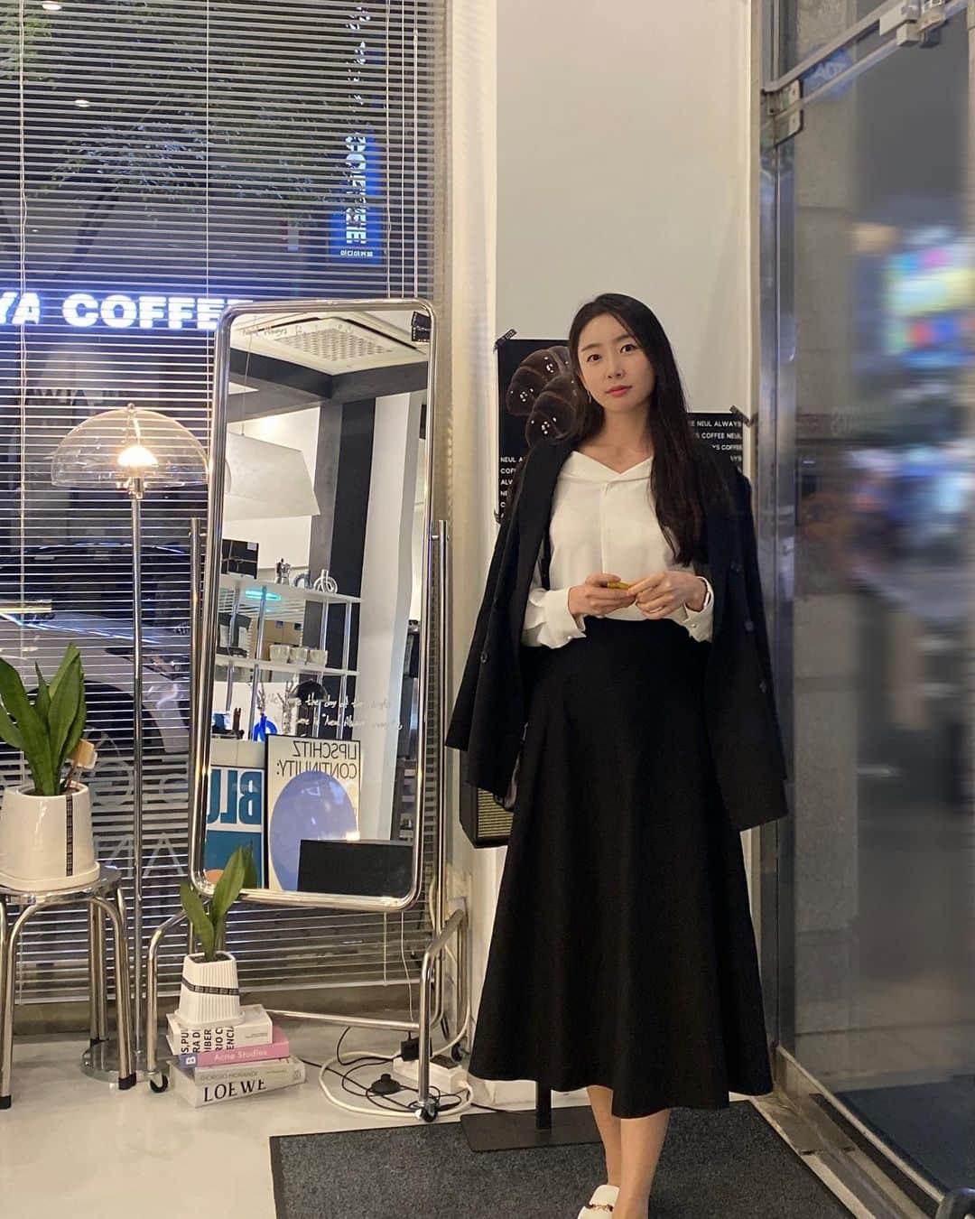 ガヨン のインスタグラム：「🖤🩶🤍  @wereve_official #위레브 #wereve #ootd」