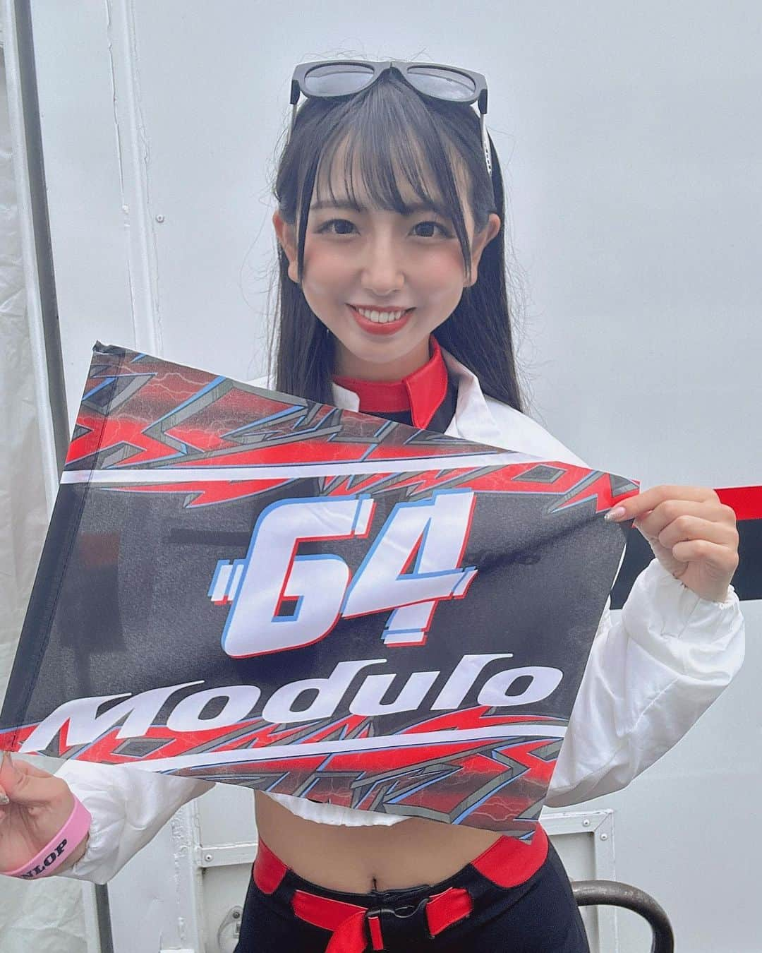 池永百合のインスタグラム：「SUPERGT  Rd.7 オートポリス　予選日  予選結果は、15位でした。 明日の決勝は、15番手からのスタートです🏁  後ろからの追い上げに期待👊🔥  Modulo64フラッグが今回から新登場🚩✨✨ 一緒に64号車を応援しましょう📣  明日も引き続き応援よろしくお願いします✨  10/15(日)決勝日 ❤️8:40-8:50 スポンサーステージ　 ❤️10:00-10:50 ピットウォーク ❤️11:10-11:35 ドライバーアピアランス 🤍11:45-11:55 F-15DJ航空機歓迎フライト 🤍12:00-12:20 ウォームアップ走行 ❤️12:20- 13:30スタート進行 🏁グリッド担当▶︎池永 🤍13:30- 決勝レース450km（97Laps）  #SUPERGT #Modulo64 #ModuloNakajimaRacimmg #Modulo #レースクイーン#raceqeen  #レースクイーンコスチューム #ショートパンツ #Moduloスマイル  #좋아요 #셀카 #팔로우 #얼스타그램　#일본 #귀여워 #카메라  #攝影 #旅遊攝影 #拍攝 #寫真 #攝影日記 #人像攝影 #オートポリス #サーキット」