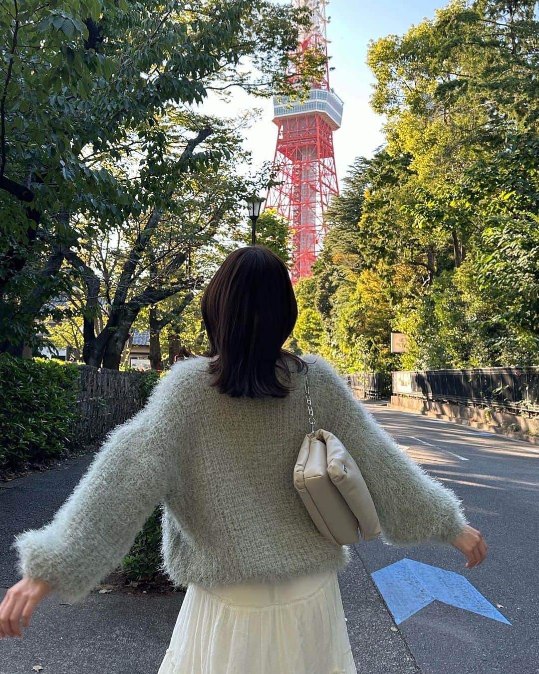 よねいはるかさんのインスタグラム写真 - (よねいはるかInstagram)「先日のお仕事が東京タワーに近かったので記念に。🗼  @har_326 さんと朝活をして、ゆっくり一日がスタート。🥐  ストーリーにちらっと載せたときに ここ最近で一番dmをいただいたトップス。 カラーが豊富に揃ってます、来週20日(金)発売の新作♡ ぜひみてね😉 @le.ema_official」10月14日 22時36分 - rabbit____2
