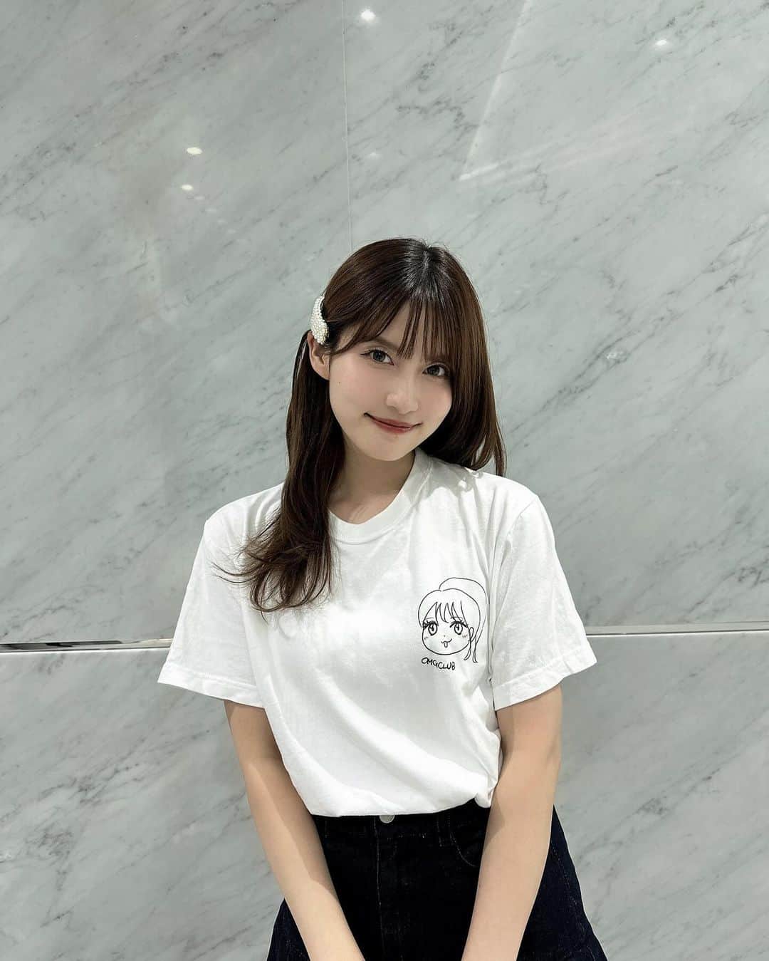 谷口めぐさんのインスタグラム写真 - (谷口めぐInstagram)「.  私のオフィシャルグッズのTシャツ イラストは自分で描いたよ🩵 (ちなみに私が着てるサイズはLサイズです) (LサイズとXLサイズがあるよ)  私だけのグッズが作れて本当に嬉しくて、めちゃくちゃこだわったから絶対ゲットしてほしい〜🫶🏻  Tシャツの他には アクスタ、トレカ、ステッカー どれもめちゃくちゃ良い感じで大満足🥴🤟🏻  一旦、明日まで受付してます🙋‍♀️」10月14日 22時36分 - o_megu1112
