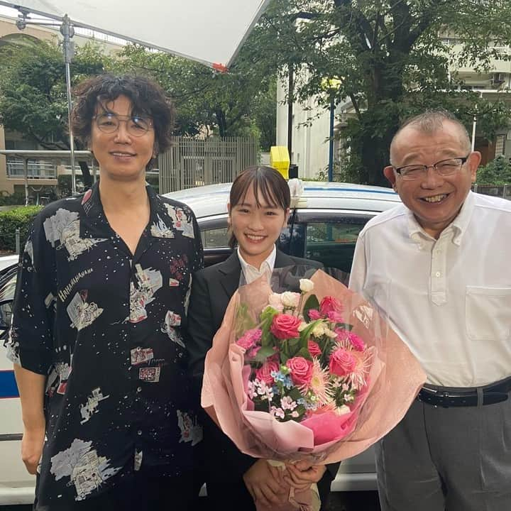 日本テレビ ドラマ「あなたの番です」のインスタグラム：「#ユースケ・サンタマリア さん #川栄李奈 さん クランクアップ💐  九十九ちゃん＆花恵ちゃんバディ そして #ミステリーデイ を応援してくださった 皆さまありがとうございました✨  オフショットの投稿は これで最後になります‼️  またどこかで会えますように☺️  #Hulu で見逃し配信中！  #笑福亭鶴瓶」