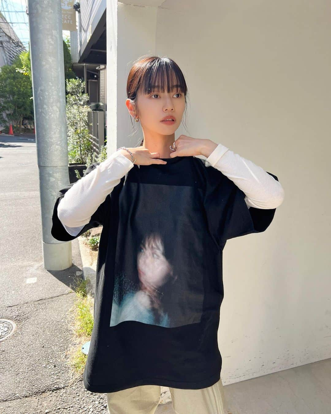 前田悠雅さんのインスタグラム写真 - (前田悠雅Instagram)「生誕グッズが完成したよ〜🍨  Tシャツは皆さんのご要望にお応えして大きめに作りました☺︎ 思ったよりもかなり大きくなりまして、161cmの私でお尻が隠れ切る位にダボっと着れます！  普段から沢山着て欲しかったので、goods感寄りな白と、 もはや私なのかすらも怪しいので何処でも着られそうな黒の 2色展開になっています✌︎✨  是非色褪せるまで着古して下さいませ🌾🦔  (生誕goodsはバーイベ会場限定販売となります。お買い求めお忘れ無く🫨)」10月14日 22時36分 - ygm1019