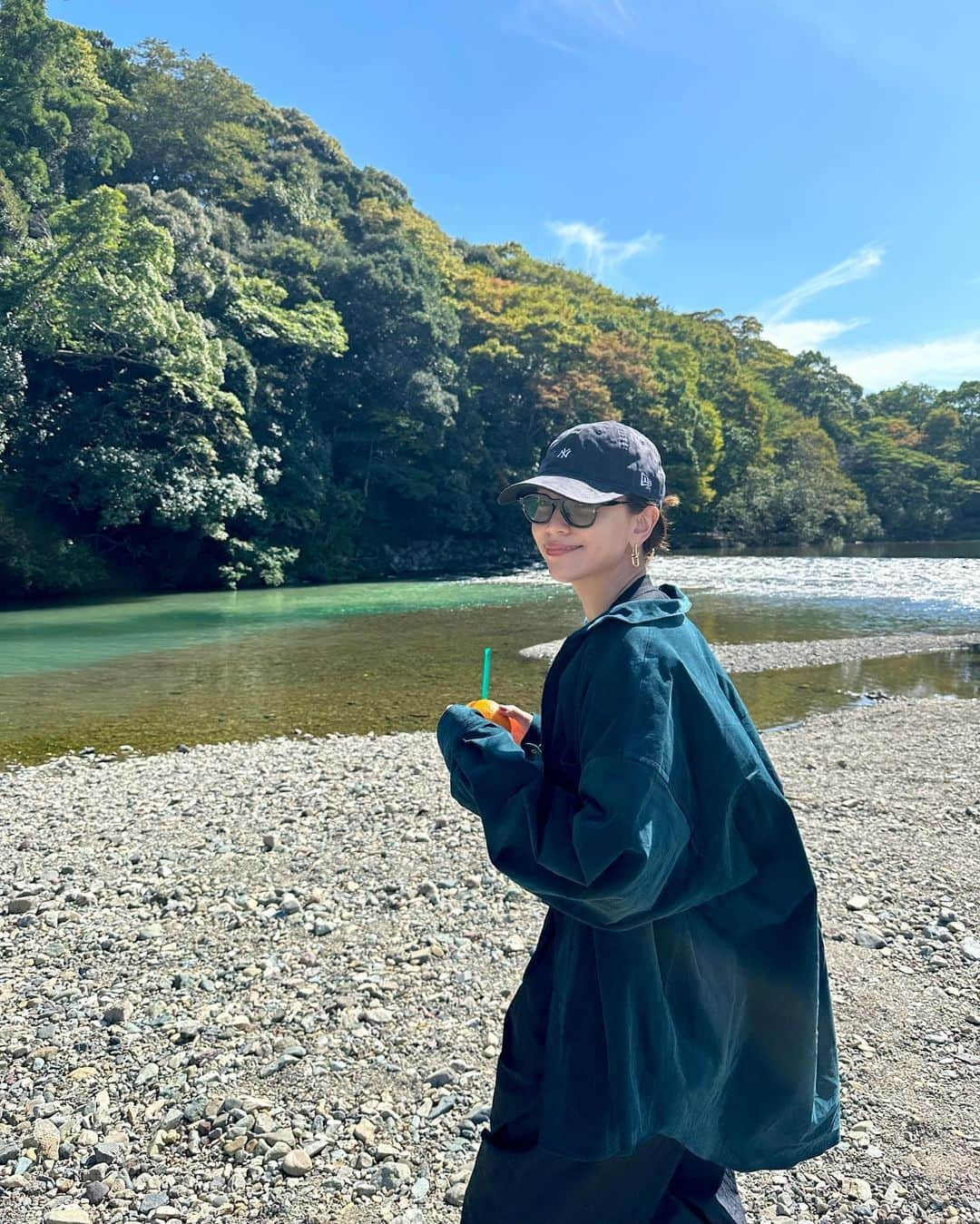 滝沢カレンさんのインスタグラム写真 - (滝沢カレンInstagram)「人生で初めて、伊勢神宮にお邪魔させていただいてきました。  気持ちが素直に傾いた方に旅に出ろと決めているのですが、自分の心が伊勢に集中着地していたので伊勢に⛰️✨  伊勢に向かっている時から、空の雲はお習字の一筆芸術みたいにカッコいい雲でお出迎えされながら、満点の晴天で伊勢神宮様に入ることができました☺️  おかげ横丁という伊勢神宮への入場道があるのですが、そこからもうお祭りみたいに楽しかったです😊 朝ごはんをしっかりちゃっかり食べてきたという最大の後悔を胸に、飲み物だけしか胃には入らなかったのですが....素敵な雰囲気を知れました。  空腹できたらきっと楽しくて仕方ないとおもいます。右を向こうが、左を向こうが、全て食べ物屋さんに囲まれてるんですから☺️♡  サラッサラに身体の中が軽くなりながら、 ご挨拶できたような気がします。  そこに生える、木々たちがもうほんとうに、ほんとに素晴らしかったです。  それだけでも来てよかったと思うのです。  きっとものすごい歴史を見てきたんでしょうね。  また行けますように✨✨✨✨  キャプションを入力…」10月14日 22時39分 - takizawakarenofficial