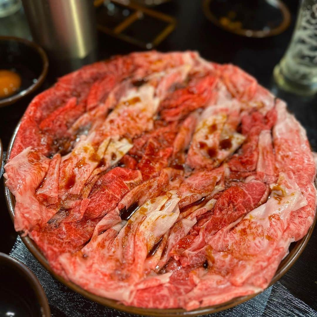 松本弥生さんのインスタグラム写真 - (松本弥生Instagram)「・ 4ヶ月待ちました！ #暴飲暴食 たくさん食べて、 好きなだけ飲んで！！ ってことでドリンクは全て90円。 めちゃくちゃ美味しかったなー！ 盛り付けも素晴らしい。。  予約してくれたのは写真の左側に写っている、LINEの人。 さすがLINE。仕事ができる…。 予約開始時間に合わせてアラームかけてるらしいです。見習いたい。  いつも公式アカウントの月額利用料が高すぎる(5,000円)！！ネトフリより高いって強気だな！！といじりまくってますが、結構ガチです。 早く個人事業主用のプラン作ってください。 #同業者にはこの気持ちわかるはず  次いつ行けるかわからないけど、2月まで満席だそうなので3月の予約を狙います！  何ヶ月待ちのお店ってなんかいい！ 他にも予約困難なお店あれば教えてください！」10月14日 22時39分 - yayoi_matsumoto841