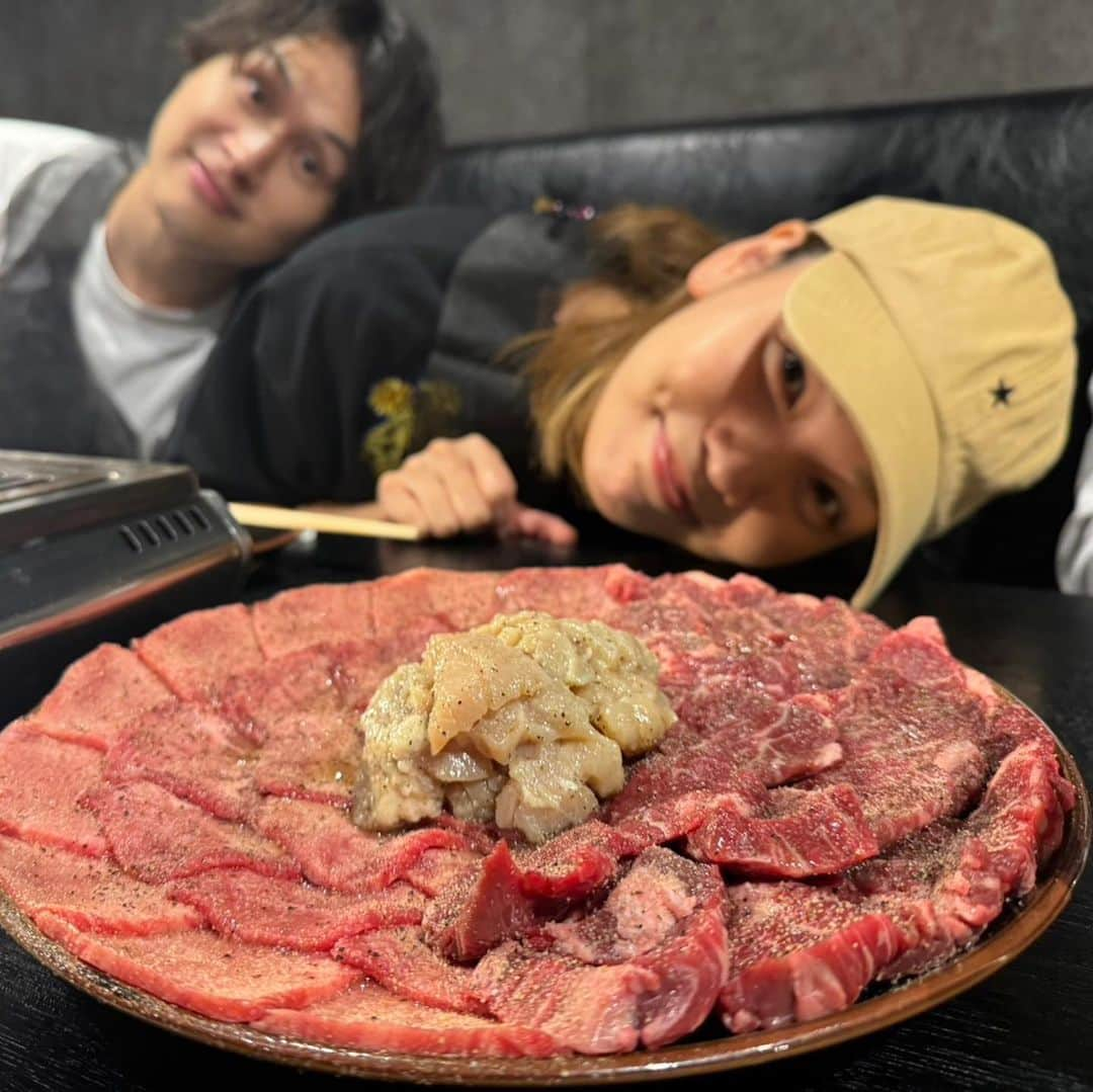 松本弥生さんのインスタグラム写真 - (松本弥生Instagram)「・ 4ヶ月待ちました！ #暴飲暴食 たくさん食べて、 好きなだけ飲んで！！ ってことでドリンクは全て90円。 めちゃくちゃ美味しかったなー！ 盛り付けも素晴らしい。。  予約してくれたのは写真の左側に写っている、LINEの人。 さすがLINE。仕事ができる…。 予約開始時間に合わせてアラームかけてるらしいです。見習いたい。  いつも公式アカウントの月額利用料が高すぎる(5,000円)！！ネトフリより高いって強気だな！！といじりまくってますが、結構ガチです。 早く個人事業主用のプラン作ってください。 #同業者にはこの気持ちわかるはず  次いつ行けるかわからないけど、2月まで満席だそうなので3月の予約を狙います！  何ヶ月待ちのお店ってなんかいい！ 他にも予約困難なお店あれば教えてください！」10月14日 22時39分 - yayoi_matsumoto841