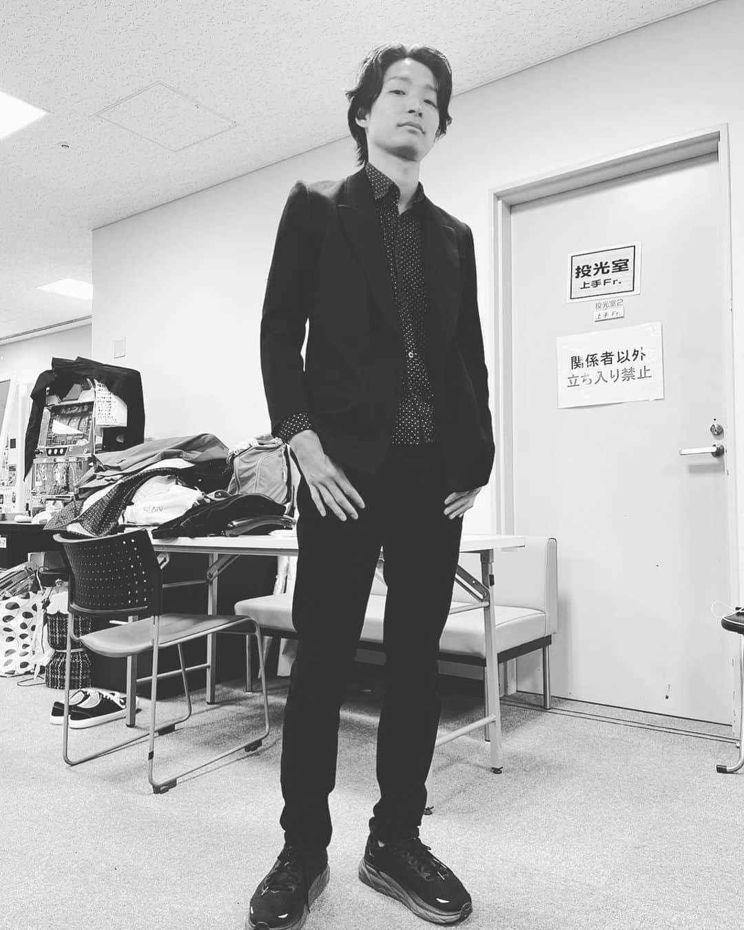 山田健人さんのインスタグラム写真 - (山田健人Instagram)「最近ファッションを変えた みんな戸惑って 「衣装やんな？」と聞いてくる  木本に関しては俺の服装を見て  「ぅうぐぅぅう」  と頭を抱えていた  パニックに陥っていた  気持ちはわかる  サウナTシャツしか着ていなかった男が 突然ロンドンファッションになったら 人はついていけないだろう  でも俺は知っている  人のイメージはアップデートされる  それを知らないから 大抵の人は大きな変化を恐れて動けずにいる 周りの反発も多い  なぜなら他の人もあなたと同様に 変化が好きではないから  でもどうだろう？  Twitterと呼んでいた人が気付けばXと呼び 当然のようにツイートをポストと言う  人へのイメージもそう  最初怖いと思っていた人も 仲良くなれば イメージは大きく変わる  結局 先入観や固定概念に過ぎず  一度見慣れてしまえば 違和感は感じなくなる  サウナはどうだろうか？  サウナは熱い  水風呂は冷たい  そう思って毛嫌いしていた人も  一度整いを得たら  考え方は変わる  悟りを開くとも言える  サウナにテレビがあるのは当然で  テレビがないと落ち着かない  そう思っていた人も  静かなサウナを知れば  考えは反転する  人はいつだって  好きなファッションをしていいし  好きなサウナに入っていいんだ  感謝でした🙏  #山田とサウナ」10月14日 22時39分 - runnykento