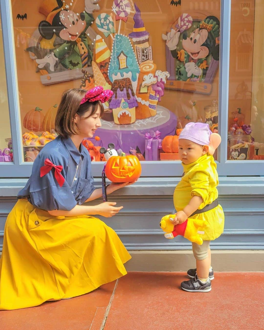 北川りなのインスタグラム：「. 家族3人で初めてのディズニーハロウィン🎃行ってきたよ✨  旦那さん2人では昔行ったことあったけど、息子と一緒は更に楽しすぎた🤍🤍  せっかくのハロウィンだから、息子と一緒にプチコスプレ✨ 白雪姫と7人の小人のおとぼけになったよ♪♪  歩いてるだけで息子のことたっくさん可愛いって褒めてもらえて、息子もめっちゃ嬉しそうだったし私も嬉しかったー😆❤️  今回は初めてアンバサダーホテルに泊まって、シェフミッキーに会いに行ったよ♪ ミッキーと写真撮れたの私も生まれて初めてでめちゃくちゃ興奮した😆😆  最後の動画は開園前にミッキーとお散歩してる息子(笑) たくさんお散歩させてて買った初日でミッキーの足が真っ黒になってた🤣笑  ちなみに白雪姫風コーデは全身 @shein_japan  tops: 22942872 skirt: 19230911 これくらいならハロウィンじゃなくても着れていいよね♪ coupon『SHEINSW4029』でmax20%off  #ディズニーハロウィン#ディズニーランド#子連れディズニー#子連れディズニーランド #dハロ#ディズニーベビー #白雪姫コーデ #白雪姫#7人の小人#7人の小人コーデ #小人コーデ#おとぼけ#おとぼけコーデ#ディズニーコーデ#ディズニーカチューシャ #シェフミッキー#1歳ディズニー#ディズニープリンセス#ディズニーハロウィン仮装 #Disney#disneyland #SHEINstyleweek #SHEINforAll #ad」