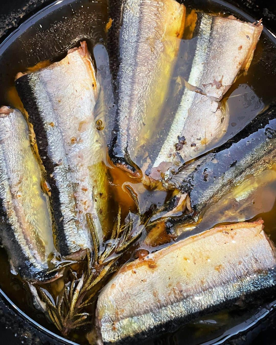 愛可さんのインスタグラム写真 - (愛可Instagram)「・ 旬の秋刀魚、塩焼きももちろん良いけれど、 ニンニクとハーブを入れてオリーブオイルひたひたにして、低温でクツクツ煮たコンフィは保存もきくし、骨まで食べれて栄養抜群。  それを使ったパスタはミニトマトとケッパーと白ワインでシンプルな味付けに。 ちょっと大人っぽい味なので、一応息子用にミートソースを。  我が家のミートソースは、先に挽肉を塊にしてフライパンで焼き付けてから煮込みます。  味付けはトマトピューレとウスターソースに赤ワインを多め、月桂樹の葉っぱを入れて煮込んで、隠し砂糖も。 最後にバターを入れると酸味の角が取れて、 肉感のあるボロネーゼ風に。 ここぞとばかりにプロセッサーで挽いた野菜もたっぷり入れます。  うちの息子くんは子供のくせに、 ケチャップ味のミートソースが苦手だったのですが、 本格的なイタリアンを食べに行った時にボロネーゼはパクパク食べた！  それを見た母ちゃんが家で試行錯誤した結果こんな作り方になりました。  いつも鍋いっぱいに作って、小分けにして冷凍しておくと何かと便利です。  ちょっと手の込んだ今日のランチでした。  #秋刀魚のコンフィパスタ  #ボロネーゼ  #ミートソース  #かぶのサラダ #愛可ごはん」10月14日 22時40分 - aikick